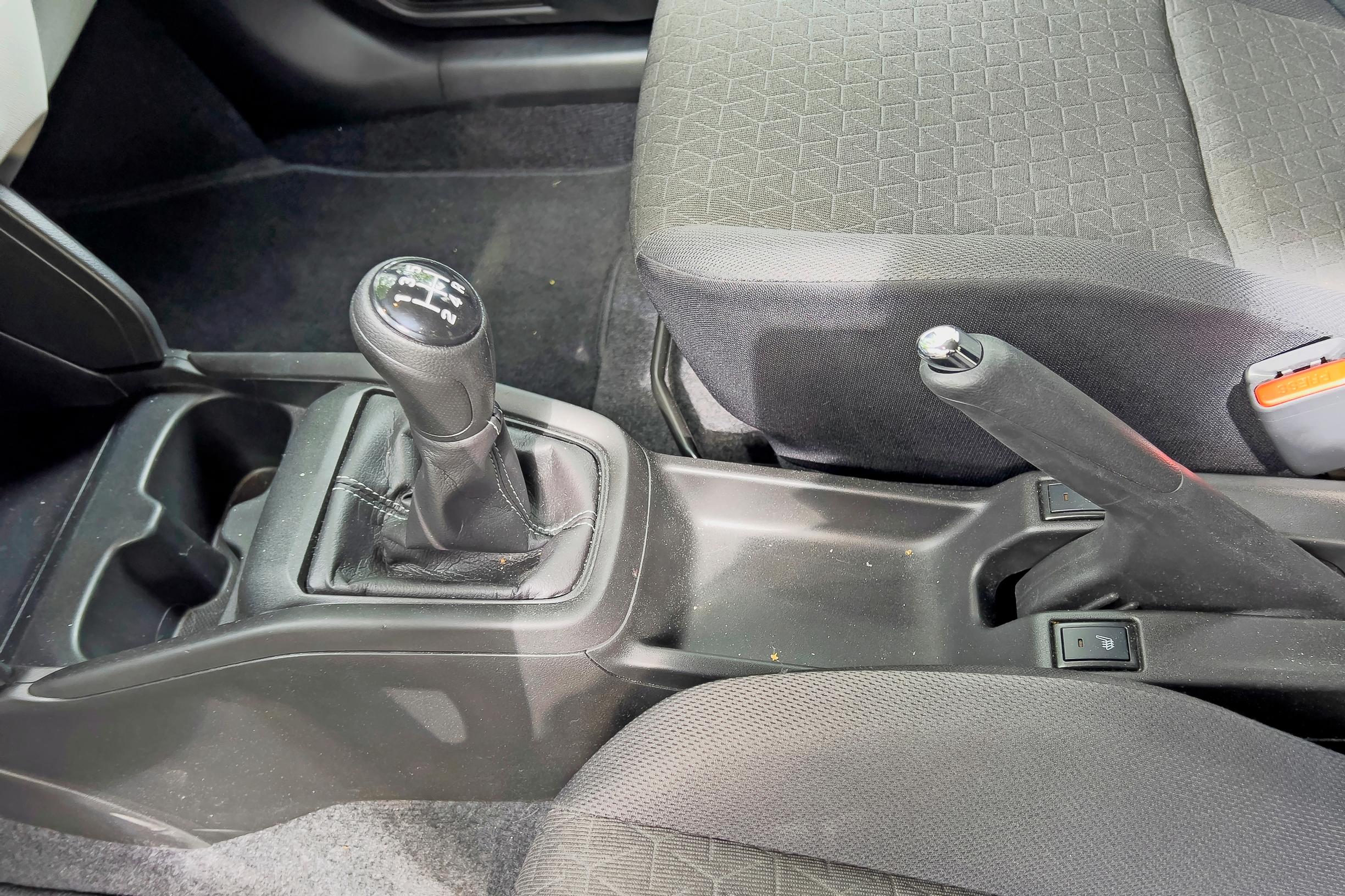 Suzuki Swiftissä on viisivaihteinen manuaali ja oikea käsijarru – eli perinteisellä kaavalla mennään.