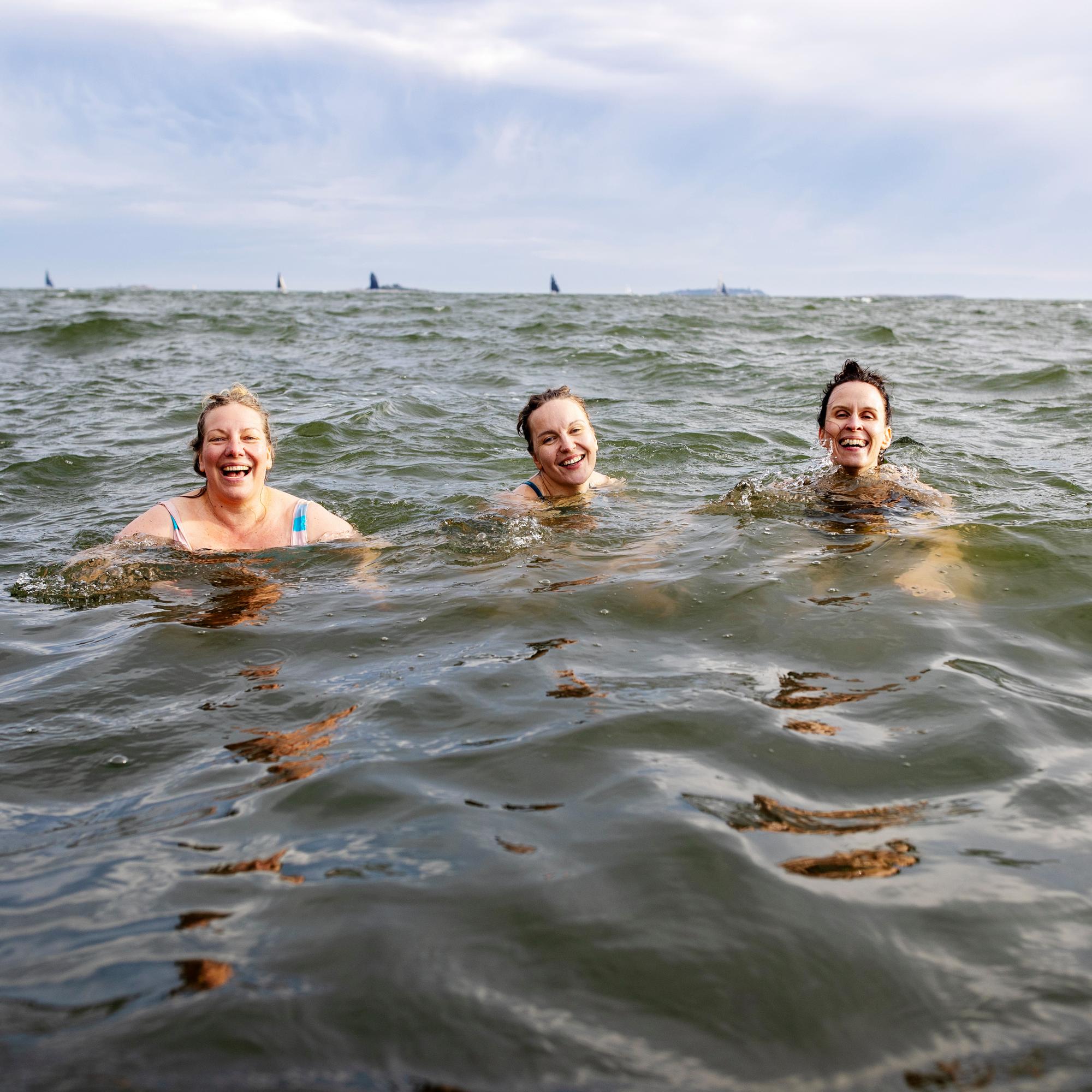 Jennillä, Kaisalla ja Andrealla on Delfiiniklubi, jonka ansiosta he näkevät toisiaan joka viikko – Ystävien kasvokkaiset tapaamiset romahtivat Suomessa