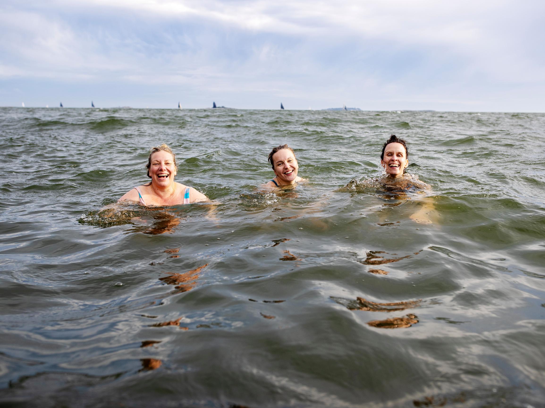 Jennillä, Kaisalla ja Andrealla on Delfiiniklubi, jonka ansiosta he näkevät toisiaan joka viikko – Ystävien kasvokkaiset tapaamiset romahtivat Suomessa