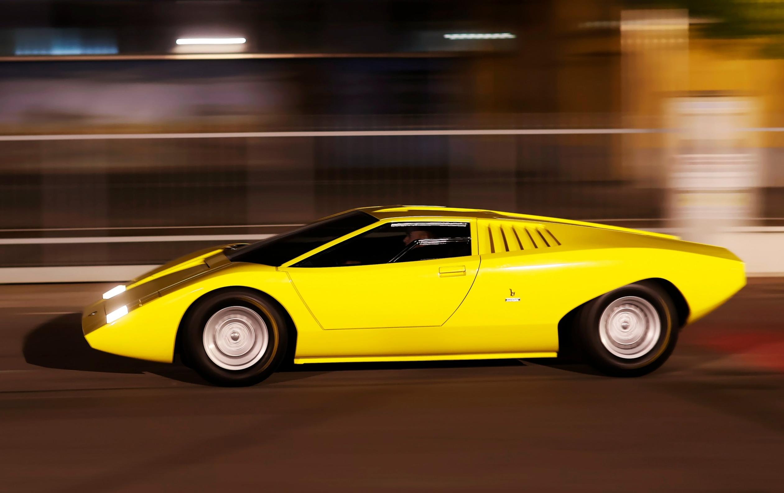 Lamborghini Countach LP500 on luotu liikkumaan. Sen kiilamaisuus korostuu liikkeessä.