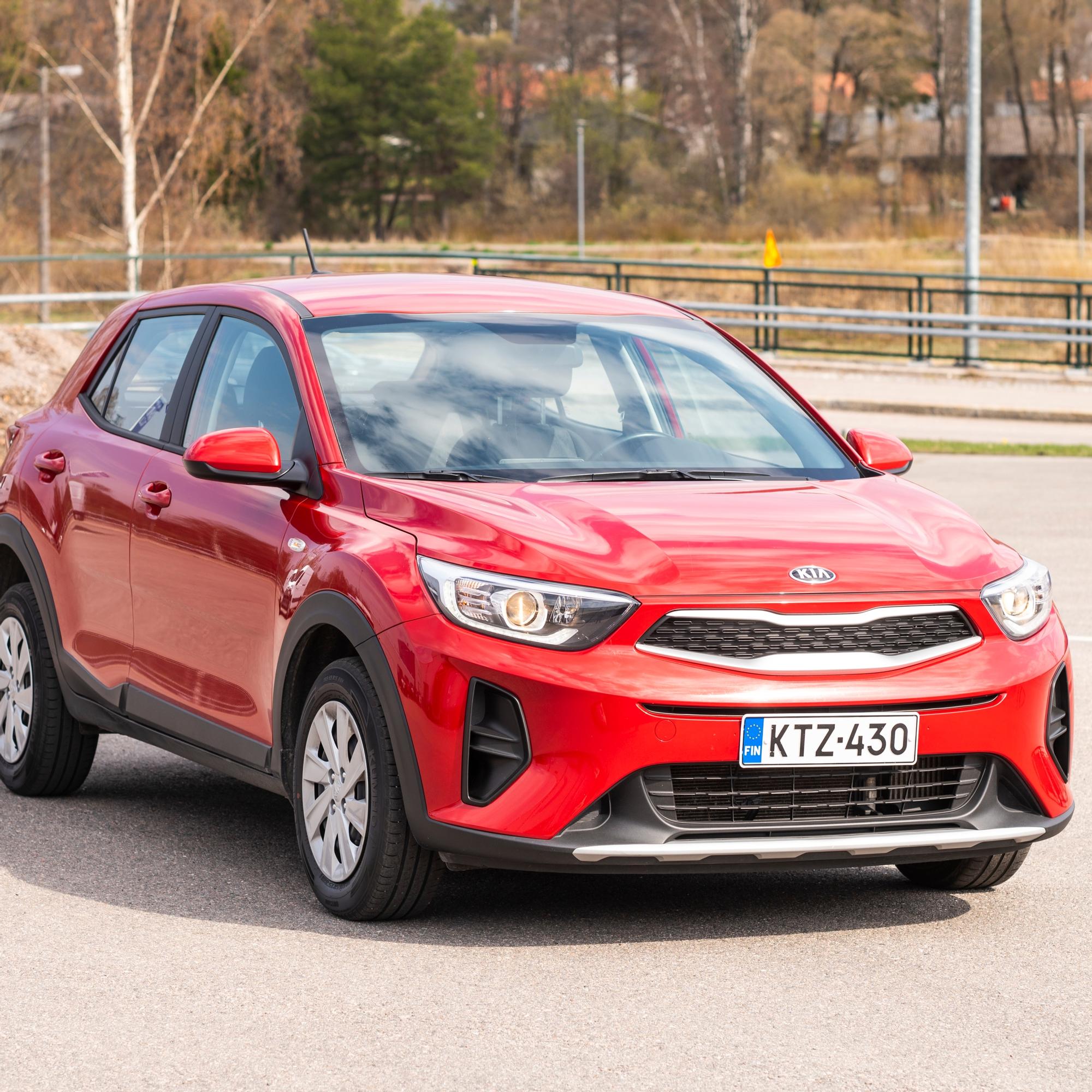 Kia Stonic on pieni citykottero: Ajettavuus on paras taajamassa – Moottorin käyntiääni paljastaa heti, mistä on kyse