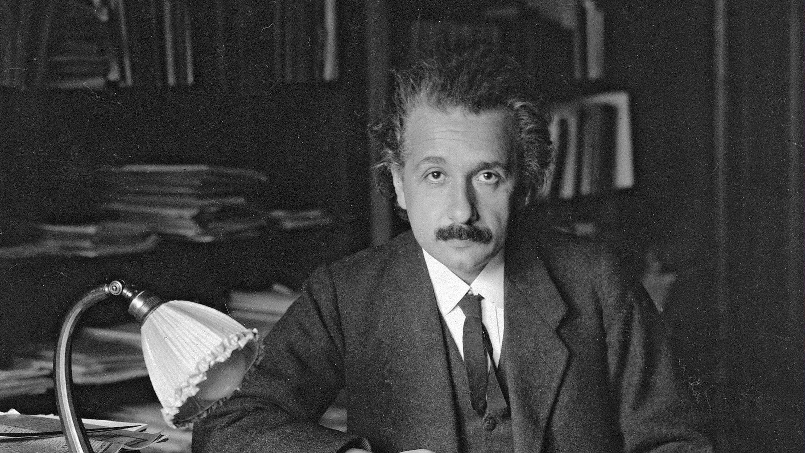 Albert Einstein vastusti mustia aukkoja ja sukkia – ja mokasi | Apu