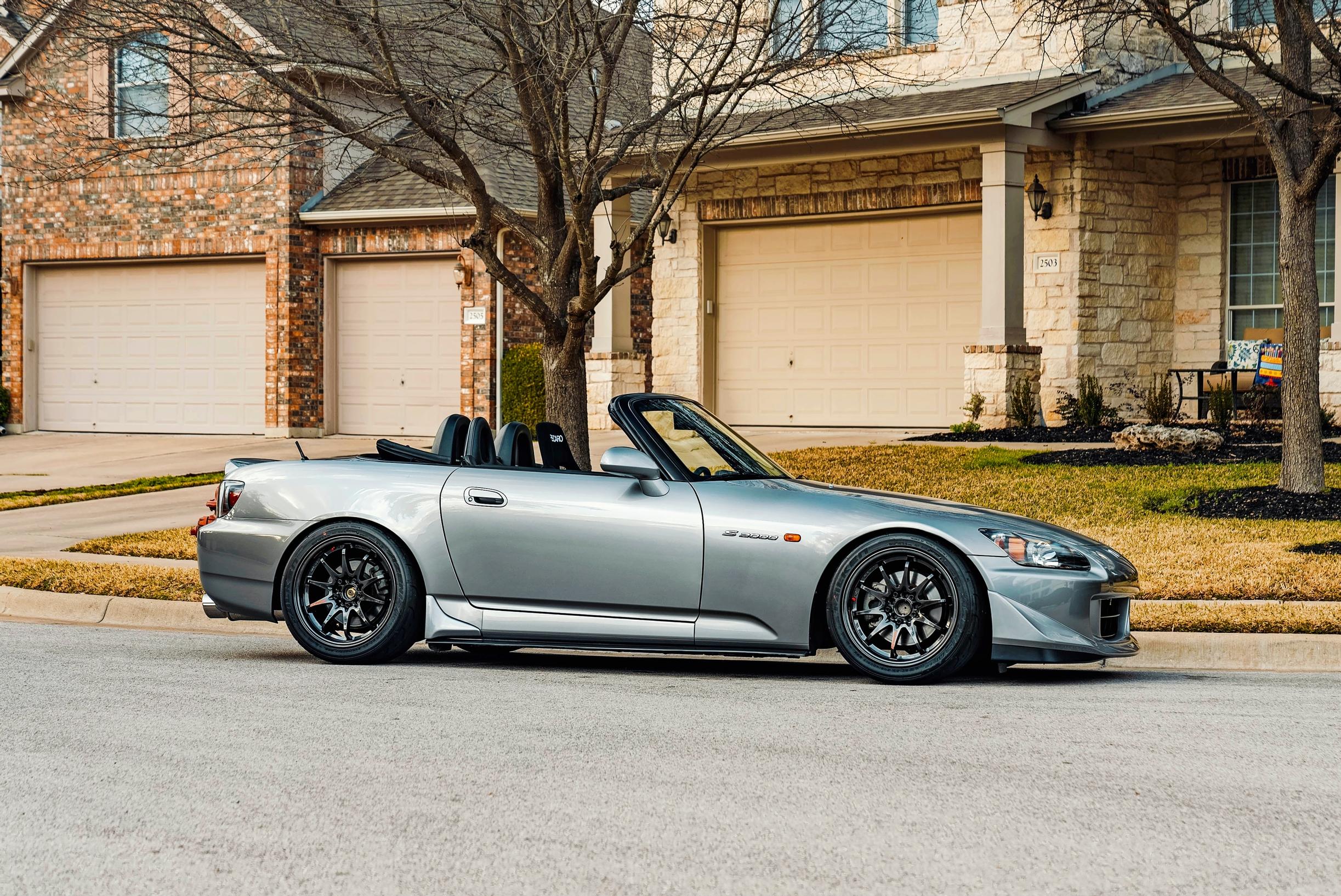 Honda S2000. Tämän Hondan kone kiertää yli 8 500 r/min.