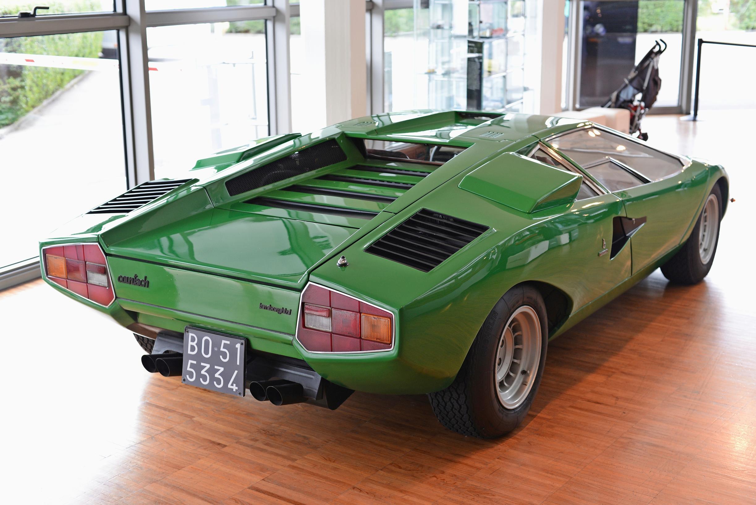 Lamborghini Countach. Myöhemmin Countachin linjat pilattiin spoilereilla. Tässä niitä ei ole.