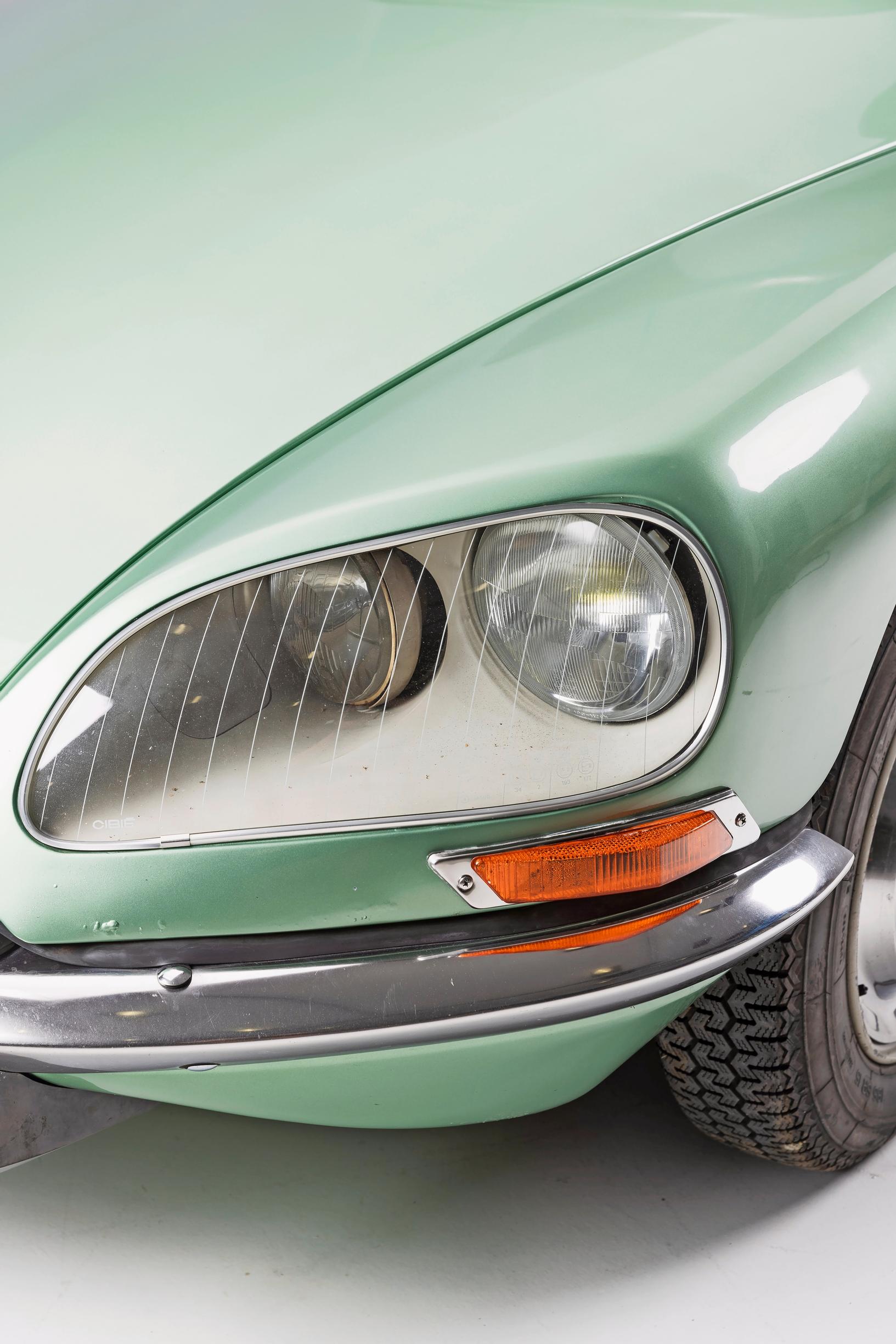 Citroën DS:n ajovaloratkaisu uusittiin mallivuodeksi 1968. Sisemmät pitkät valot kääntyvät ajosuunnan mukaisesti 80 astetta.