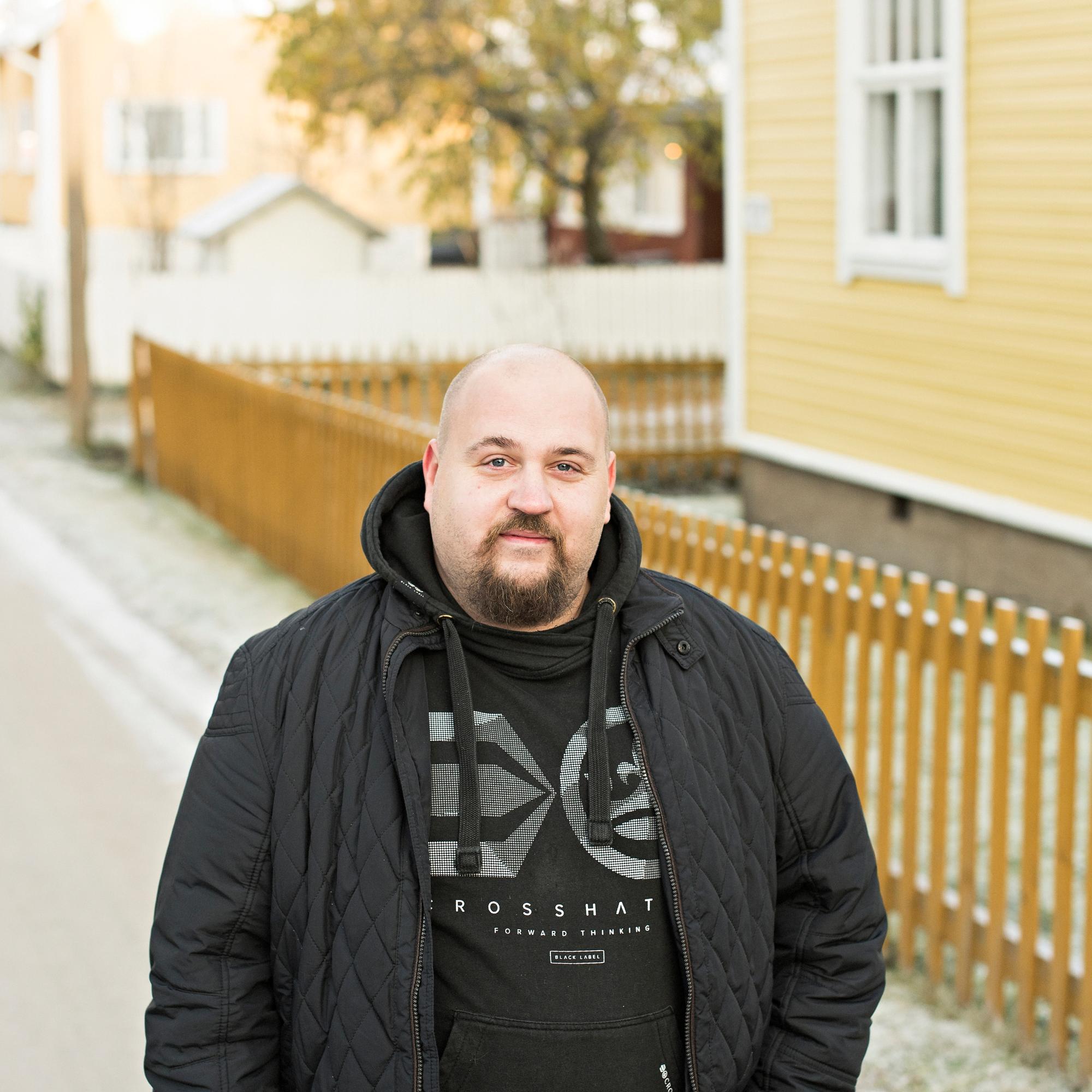 Matias jäi kiinni pelaamiseen ja pyöritti arkea pikavipeillä: "Pelaaminen meni lasteni edelle"