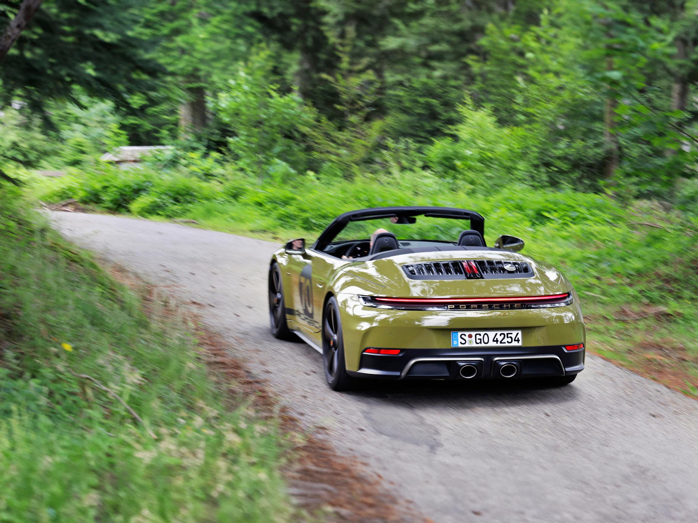Porsche 911 Spirit 70:n pullean perän uumenista nousee tarvittaessa esiin rättikatto sähköisesti.
