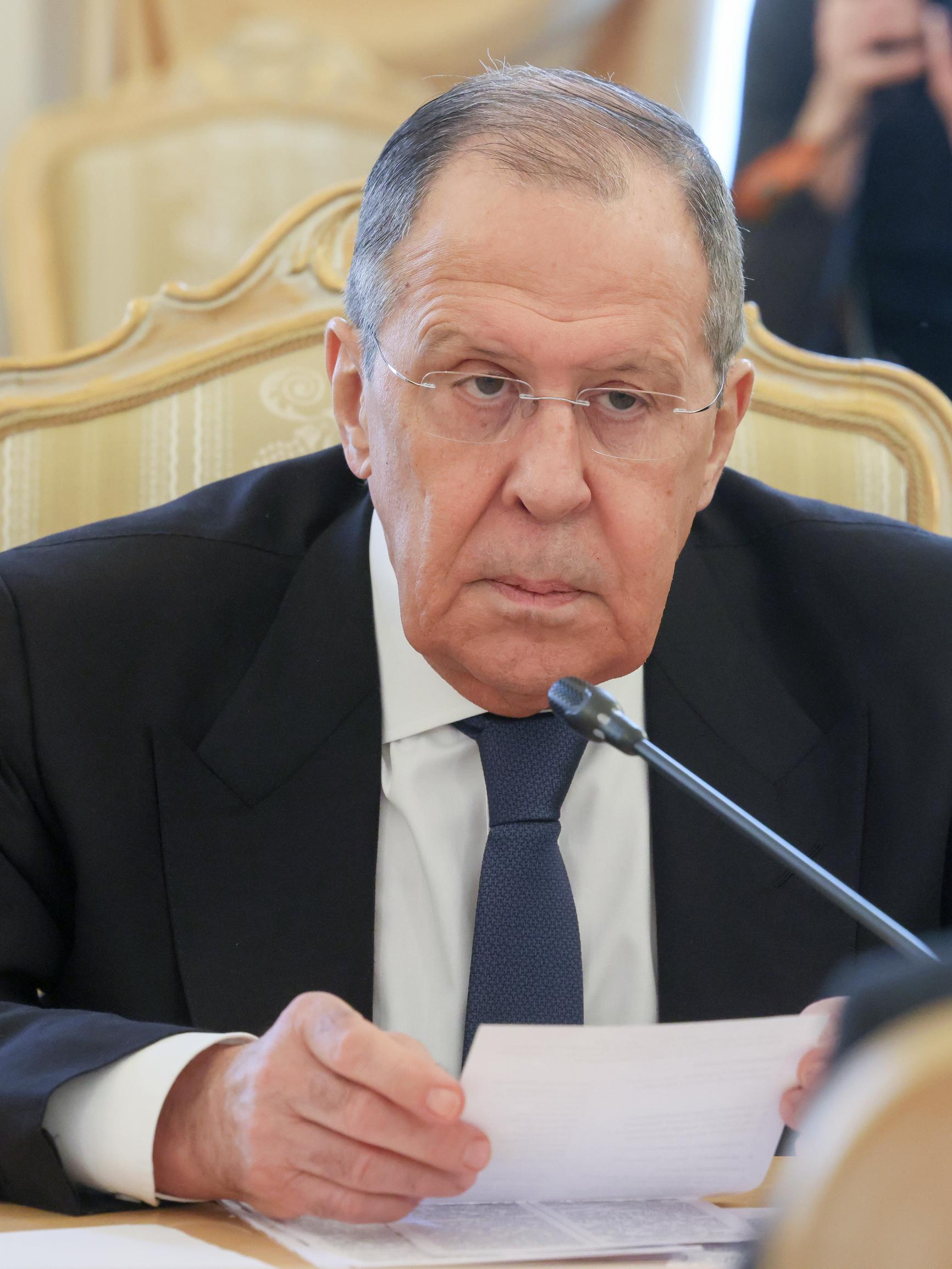 Sergei Lavrovin tie kosmopoliitista diplomaatista Putinin luottopakiksi ja valepukiksi – Muu maailma ihmettelee, eikö kivikasvon valheilla ole mitään rajoja? 