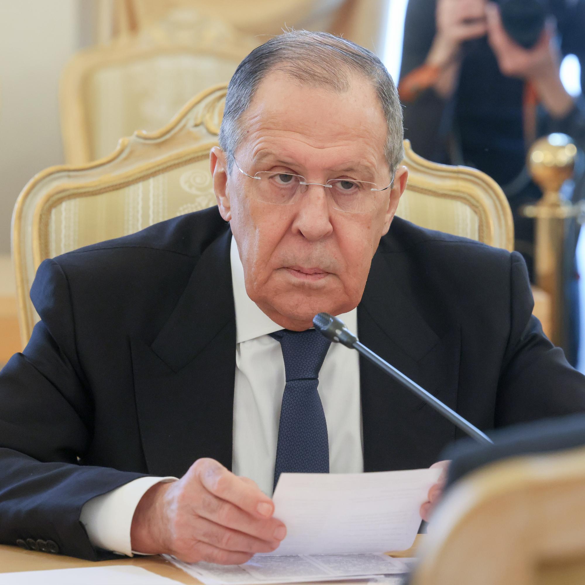 Sergei Lavrovin tie kosmopoliitista diplomaatista Putinin luottopakiksi ja valepukiksi – Muu maailma ihmettelee, eikö kivikasvon valheilla ole mitään rajoja? 