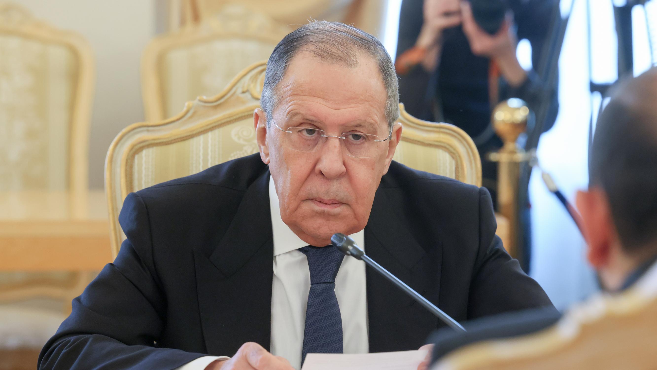 Sergei Lavrovin tie kosmopoliitista diplomaatista Putinin luottopakiksi ja valepukiksi – Muu maailma ihmettelee, eikö kivikasvon valheilla ole mitään rajoja? 