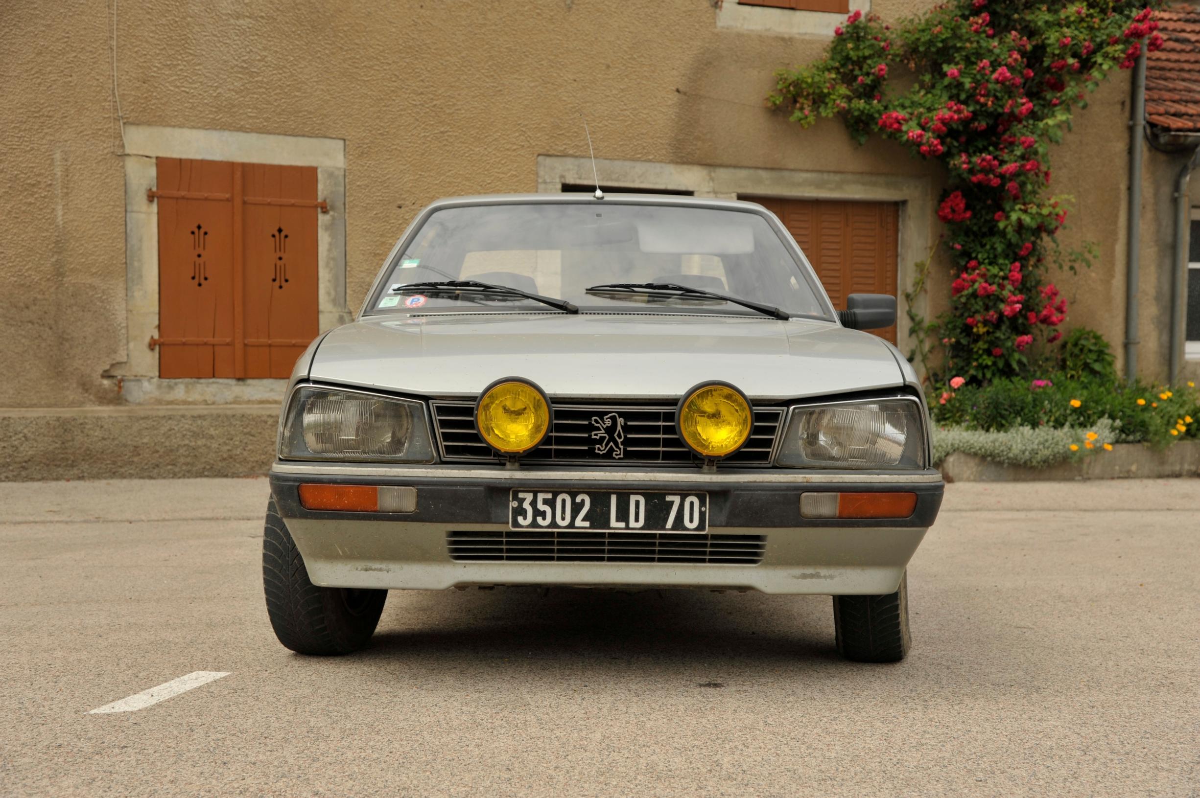 Peugeot 505 oli viimeinen vanhan liiton Peugeot: iso kori, moottori edessä ja veto takana. Ihan selvää klassikkokamaa.