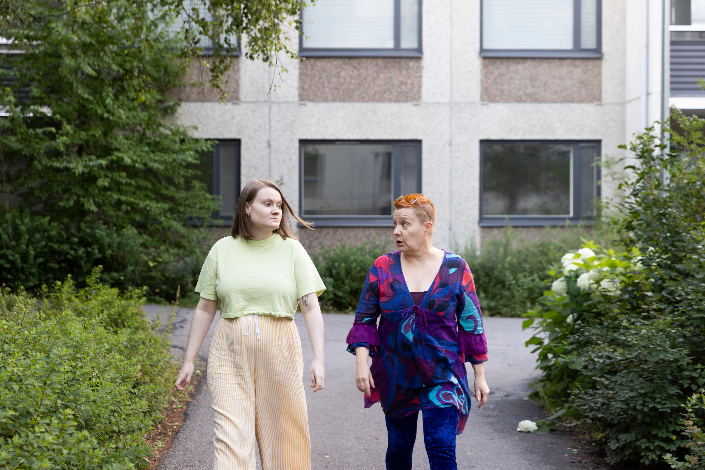 Työttömyysluvut lähestyvät jo laman aikoja – 1990-luvun vaikeat vuodet kokenut Outi pelkää nyt työtä etsivän Laura-tyttärensä puolesta