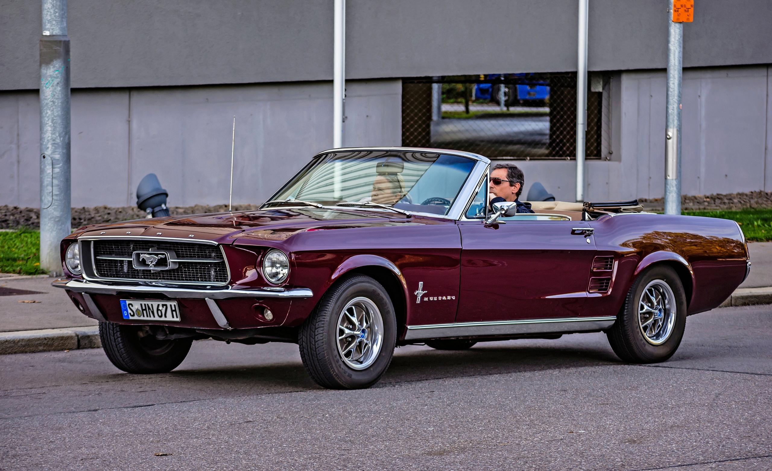 Ford Mustang. Jos haluaa elää amerikkalaista unelmaa, niin tallista pitää ehdottomasti löytyä ainakin yksi Ford Mustang.
