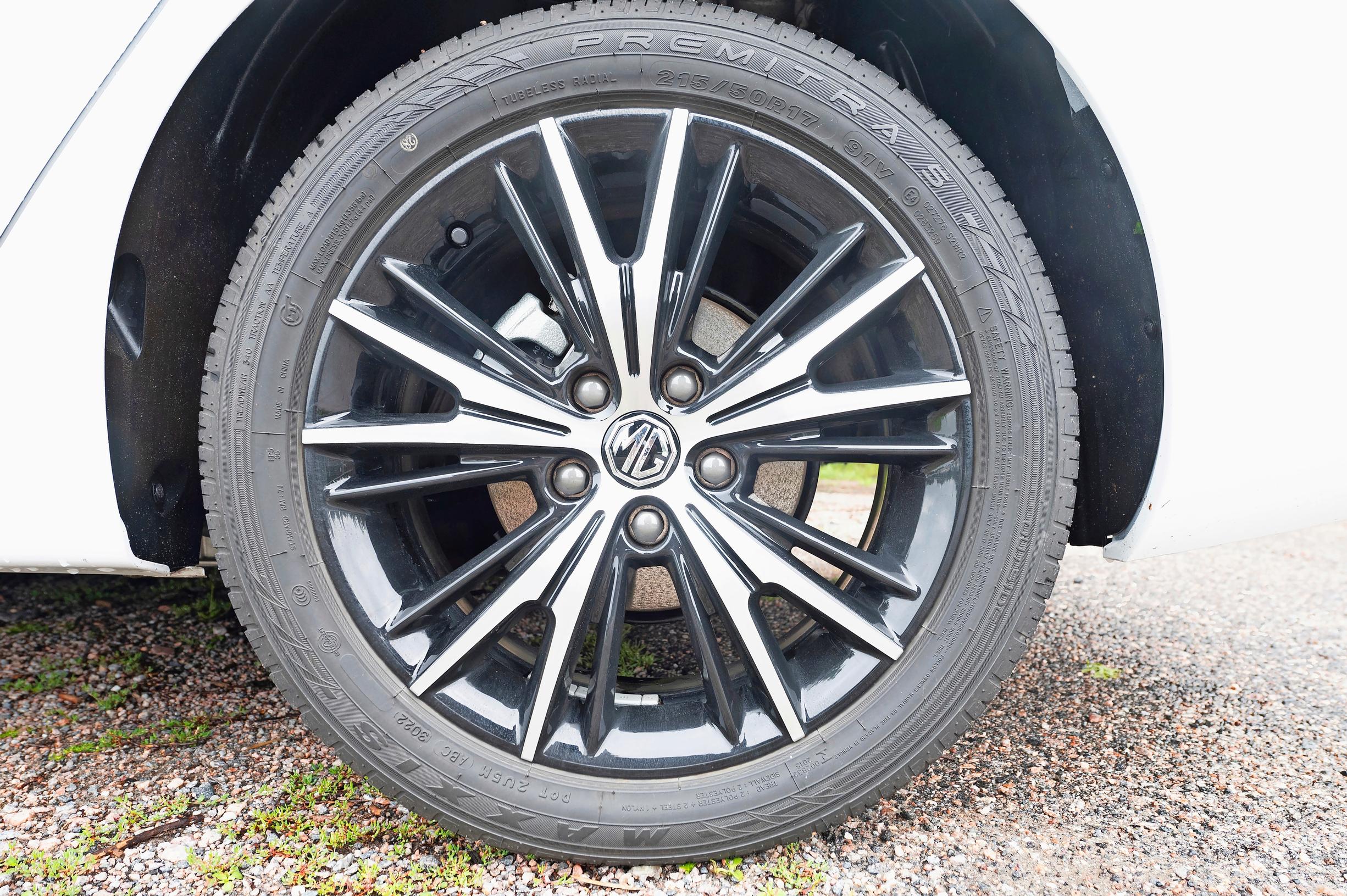 MG5:n kuvan 17-tuumaiset pyörät tulevat ylemmän Luxury-varustelun mukana, mutta korkeamman profiilin 16-tuumaiset 205/60/R16 -renkaat saattaisivat soveltua MG5:een jopa paremmin.