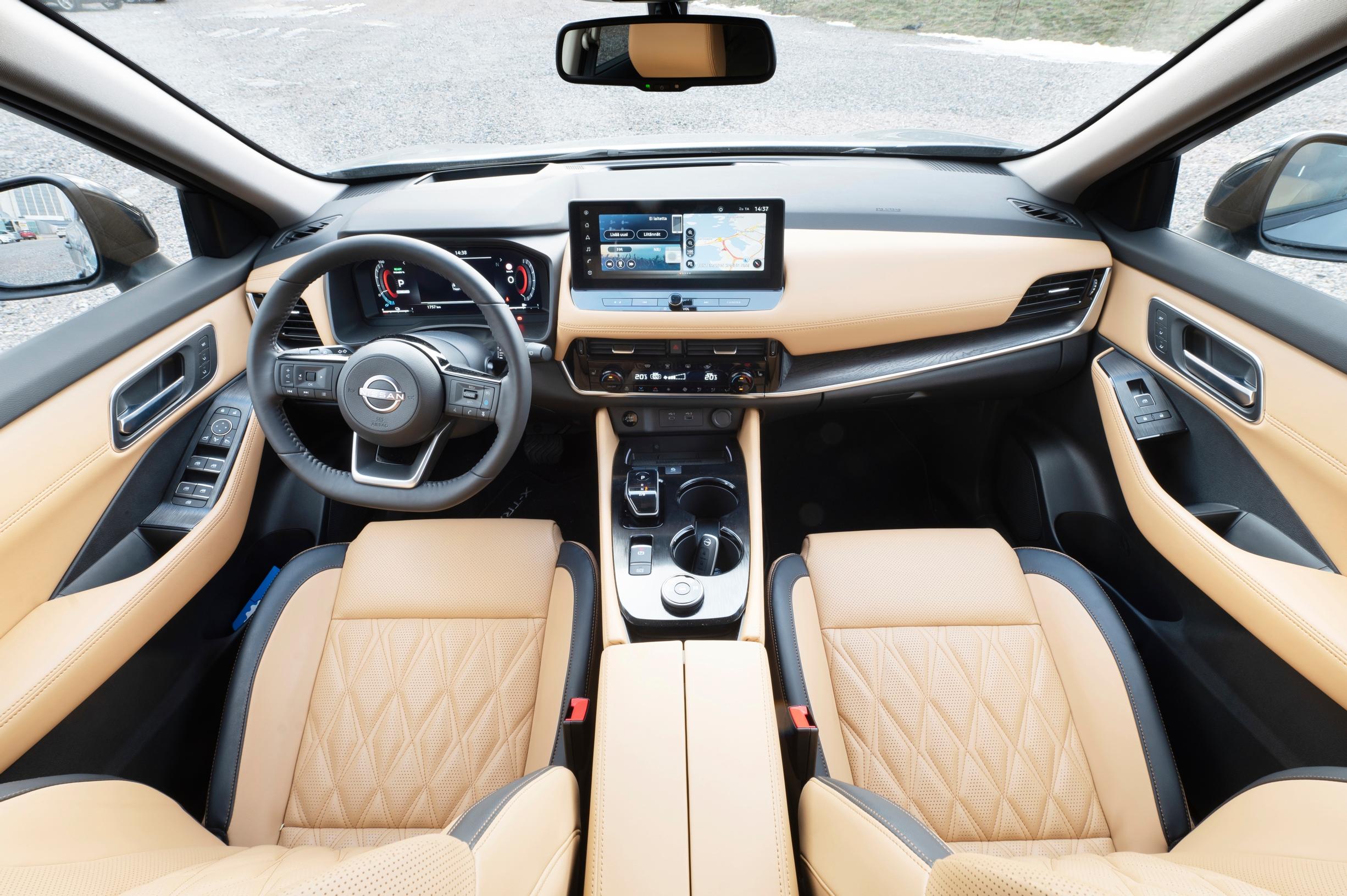 Nissan X-Trail e-Power e-4FORCE Tekna ohjaamo on tätä päivää.