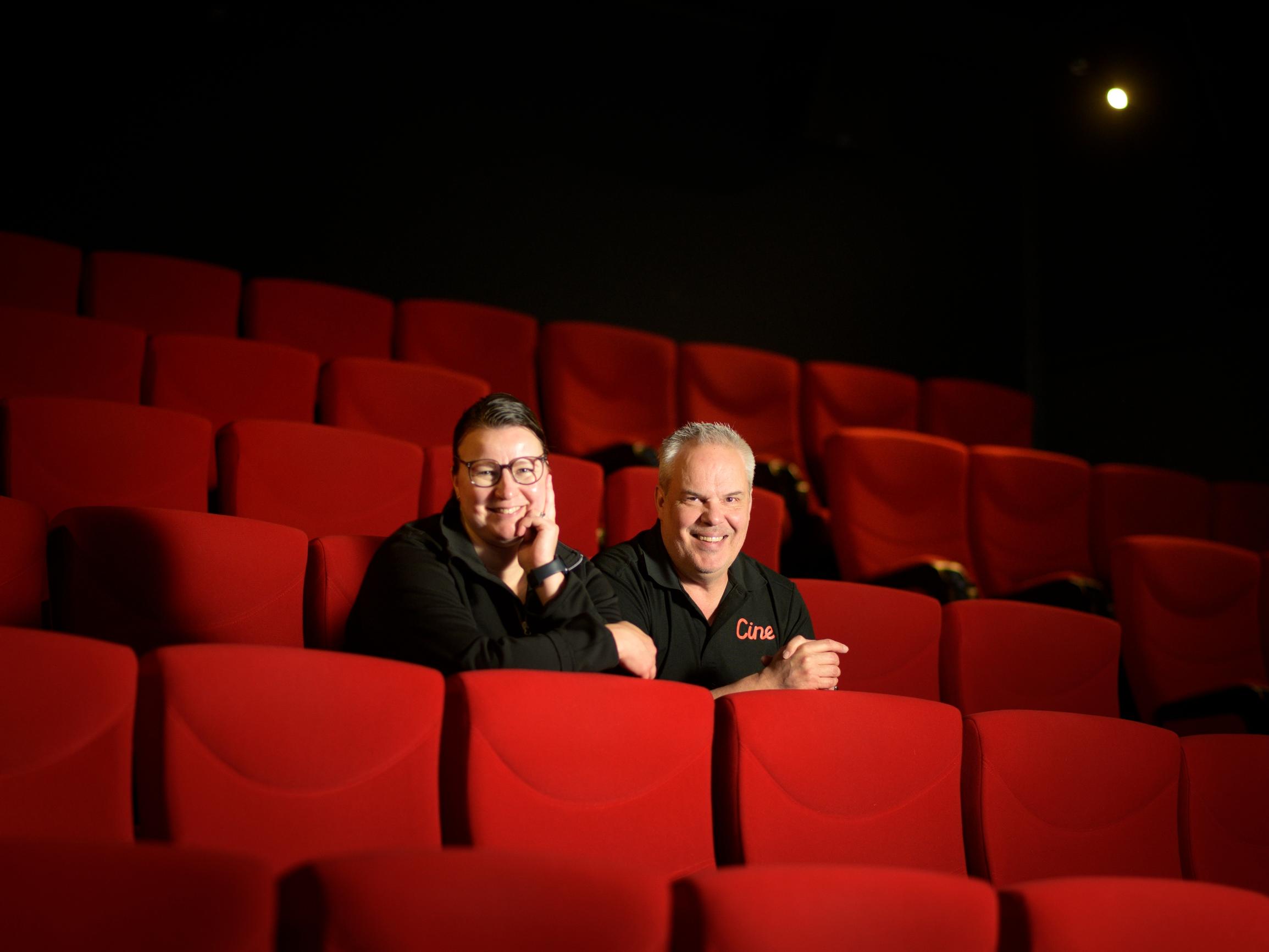 Ensin Taina ja Kaj Itämäki perustivat Mäntsälään huippuluokan leffateatterin – Nyt Kaj kiertää lähiseutuja elokuvaprojektorin kanssa