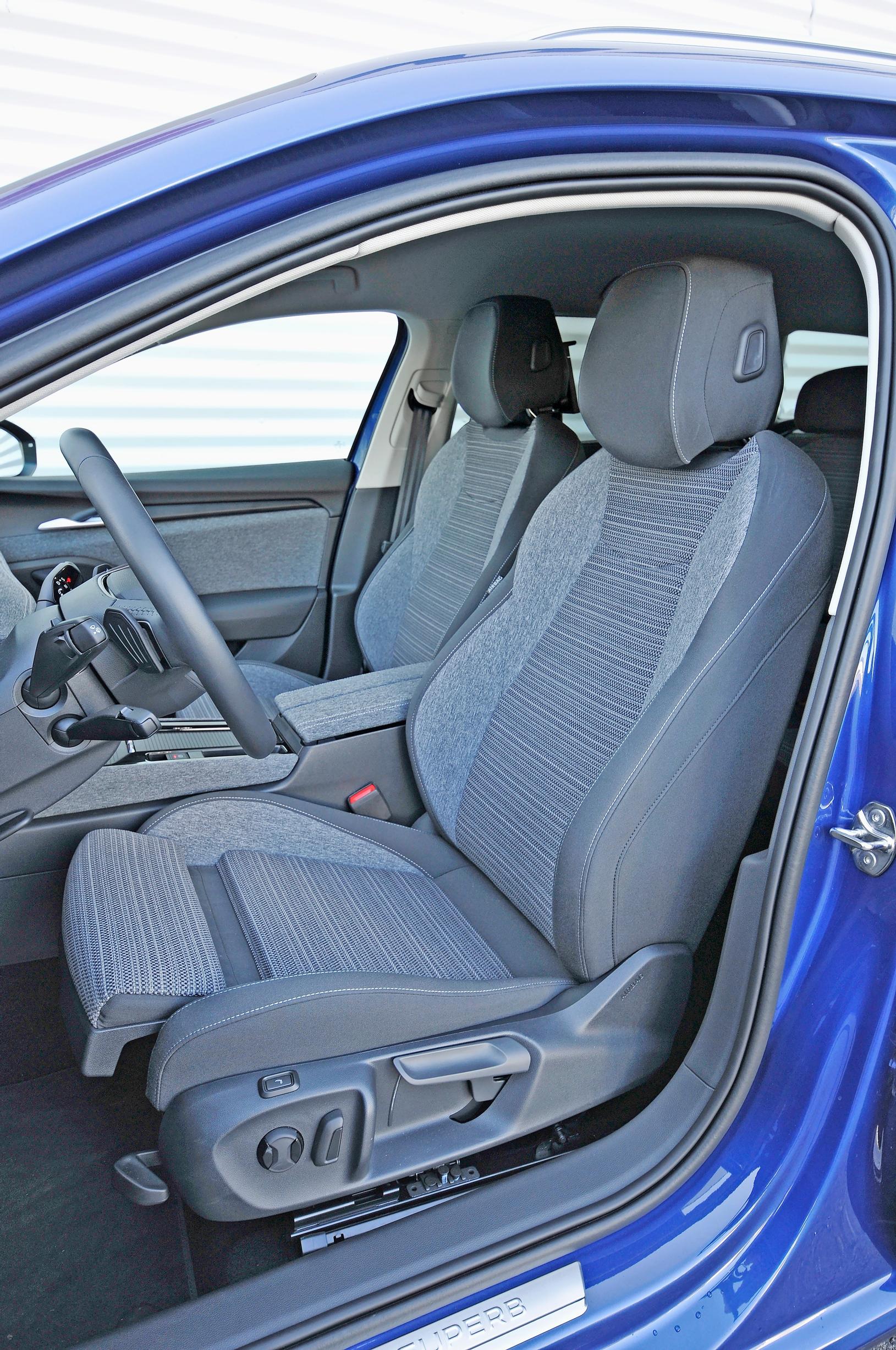 Skoda Superb Combin etuistuimissa on sekoitus manuaali- ja sähkösäätöjä. Penkit antavat erinomaisen tuen ja säätövarat. Tilaa riittää.