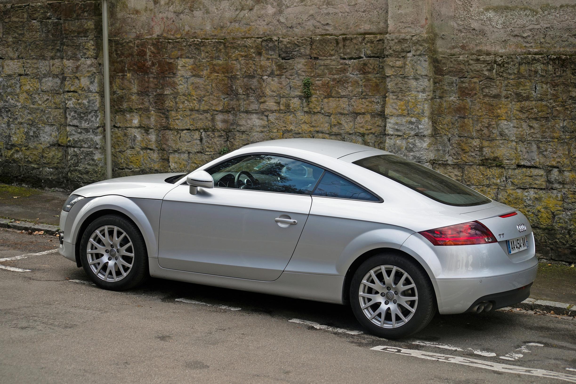 Audi TT. Eikös olekin sutjakan muotoinen auto? Vuonna 1998 esitelty ensimmäisen polven TT on nykyään jo klassikko.