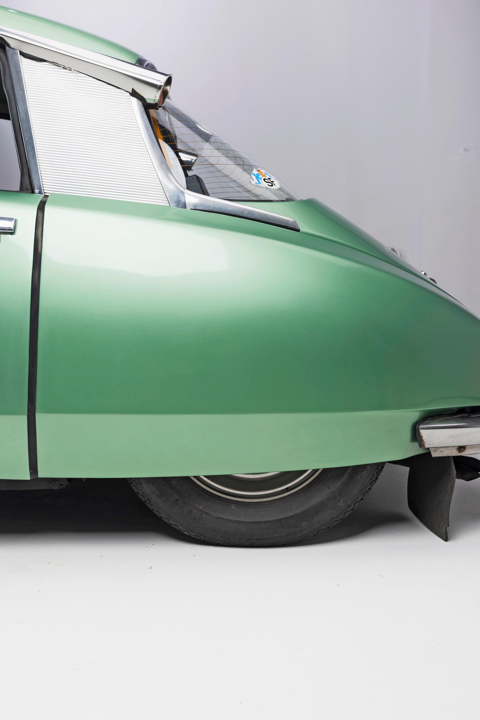 Citroën DS:n etu- ja takaylitykset ovat lyhyet, akseliväli pitkä.