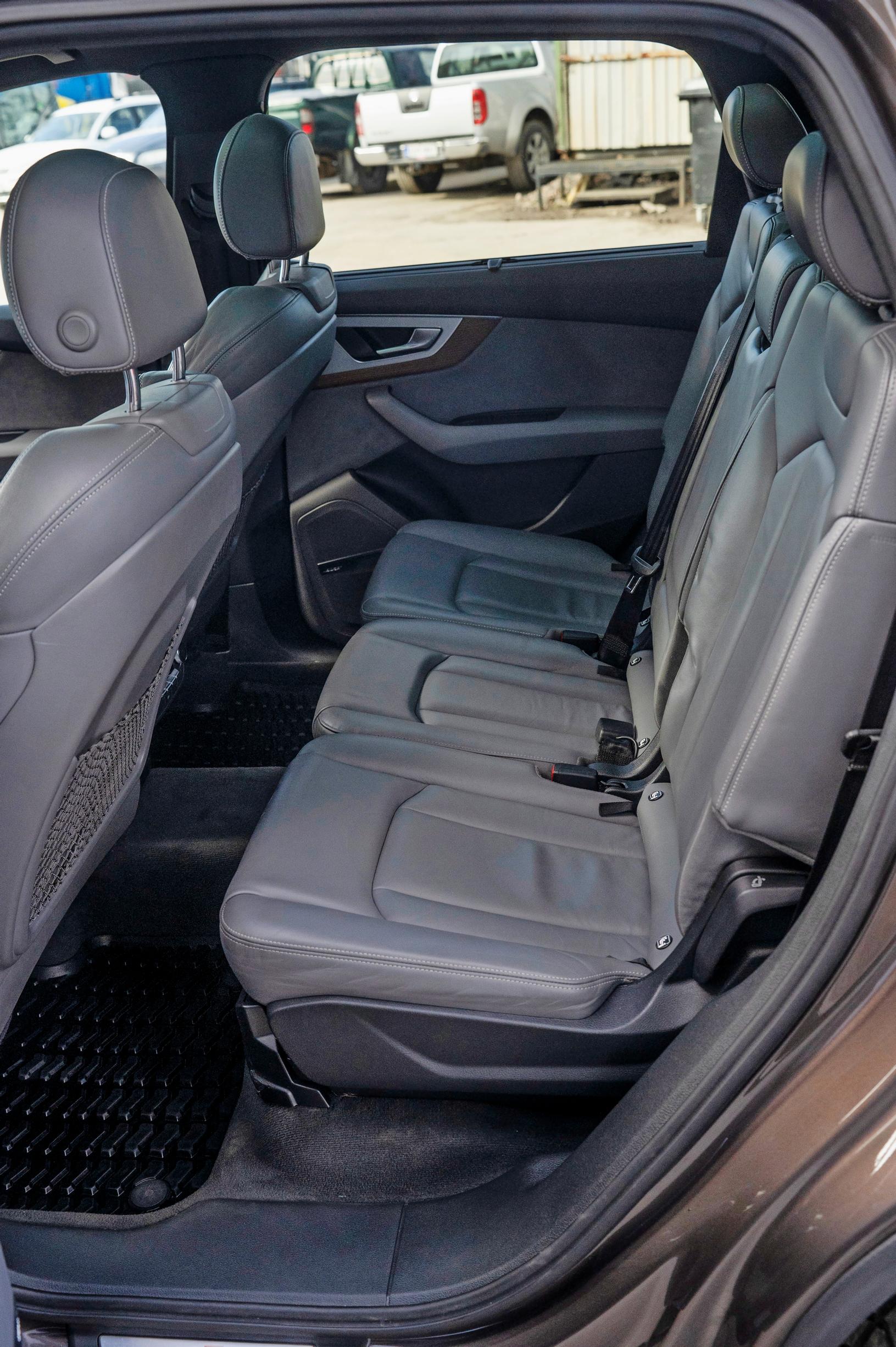 Audi Q7:n takana on hyvät tilat kolmelle ihmiselle.