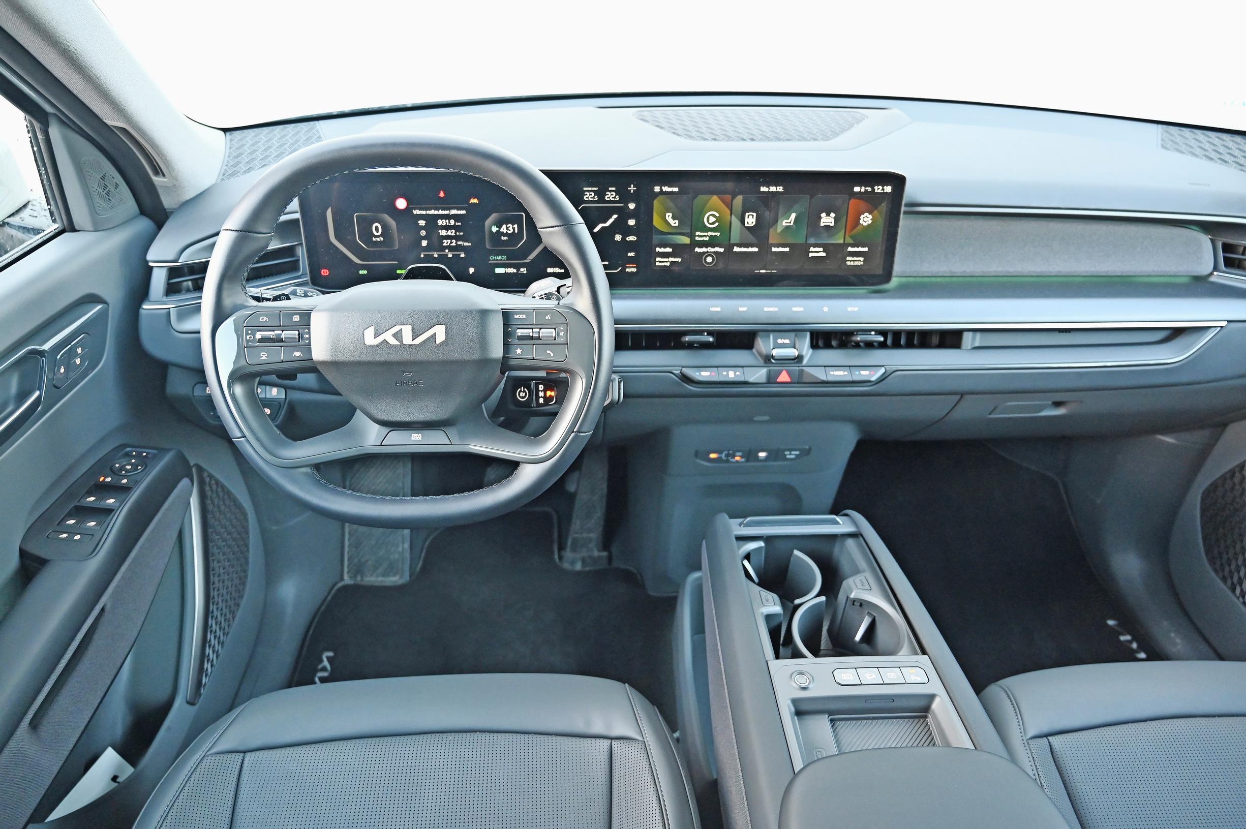Kia EV9:n ”kelluva” panoraamanäyttö ulottuu ohjauspyörän takaa ohjaamon keskelle. Sen oikea reuna saisi kernaasti kaartua kohti kuljettajaa.