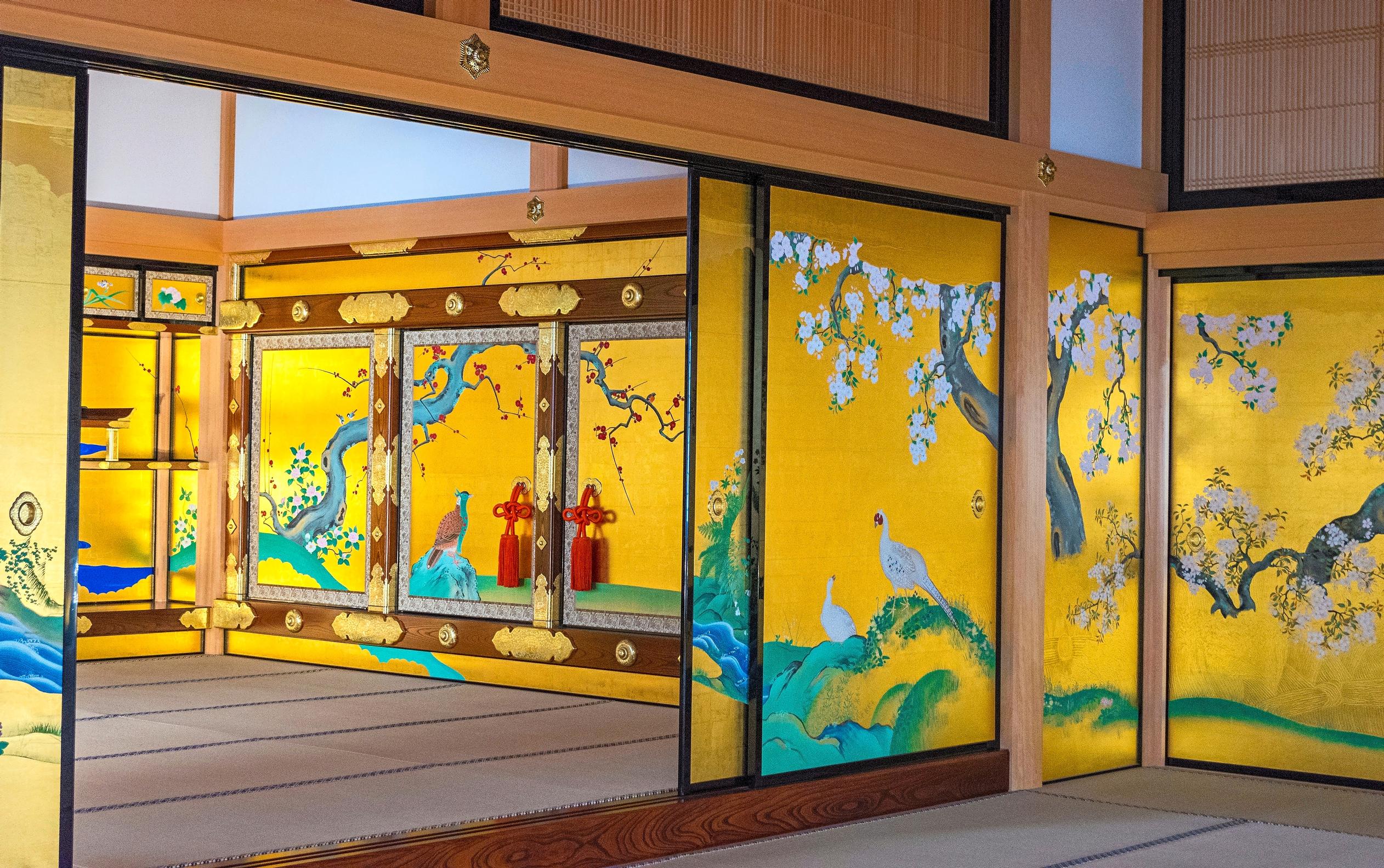 Nagoyan linnan alueen rakennuksiin lukeutuu ­upeasti restauroitu Honmarun palatsi.