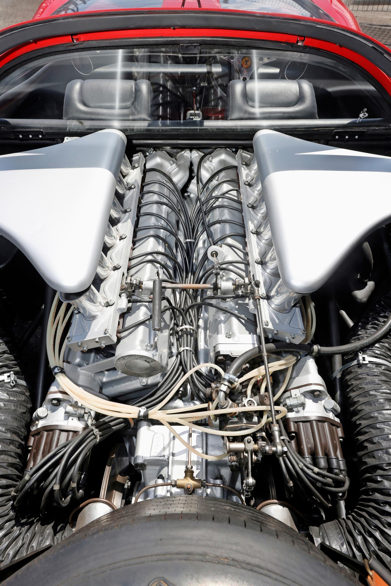 Harva konseptiauto voi kehua F1-auton sydämellä: 3-litrainen V12 tuottaa noin 400 heppaa, mikä on lasikuitu/muovi-koriseen autoon varsin riittävästi.