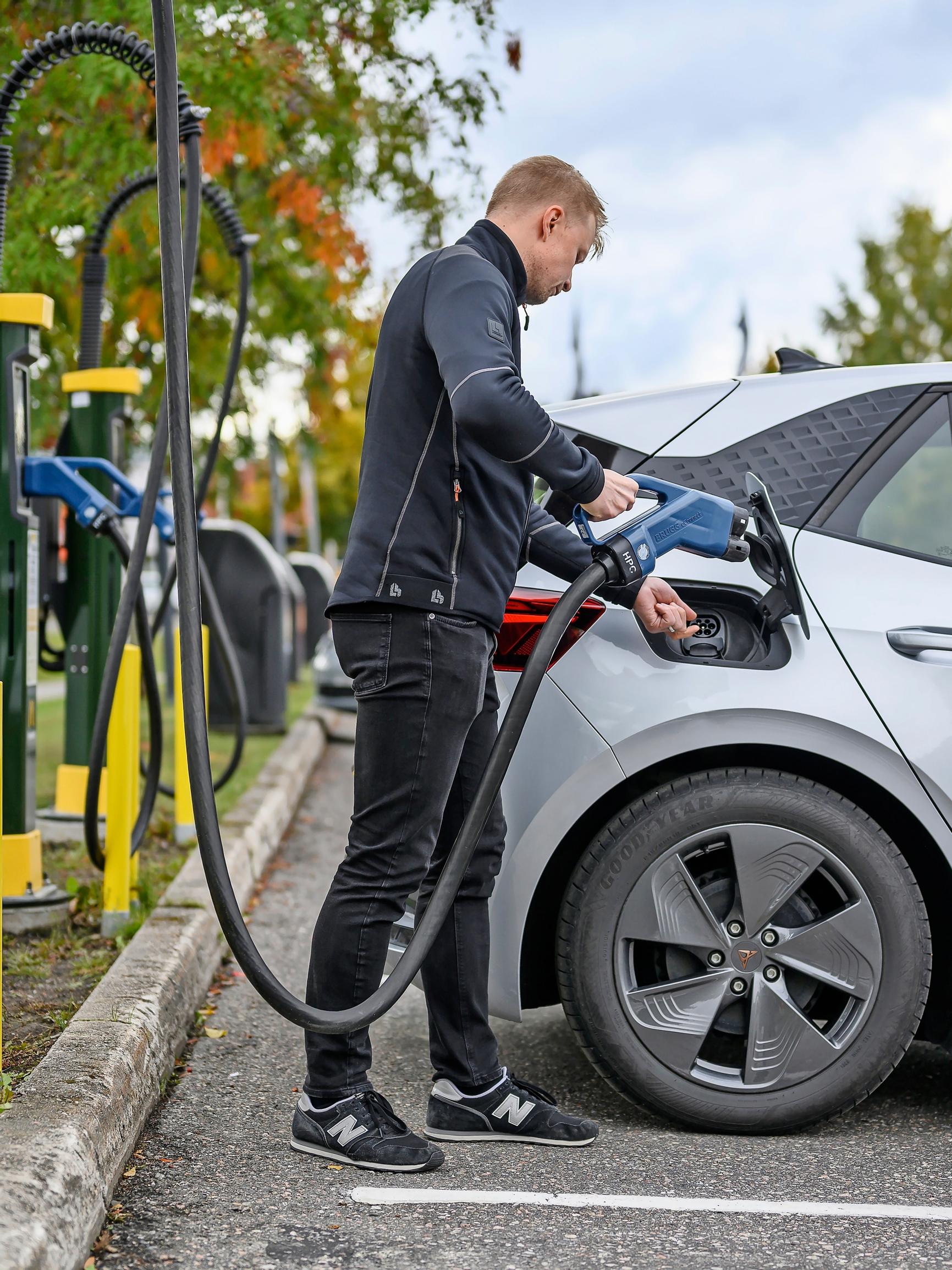 Pikalatauksen tehot kasvavat, vaikka akuista ei enää voi tehdä isompia – Mistä oikein on kyse?