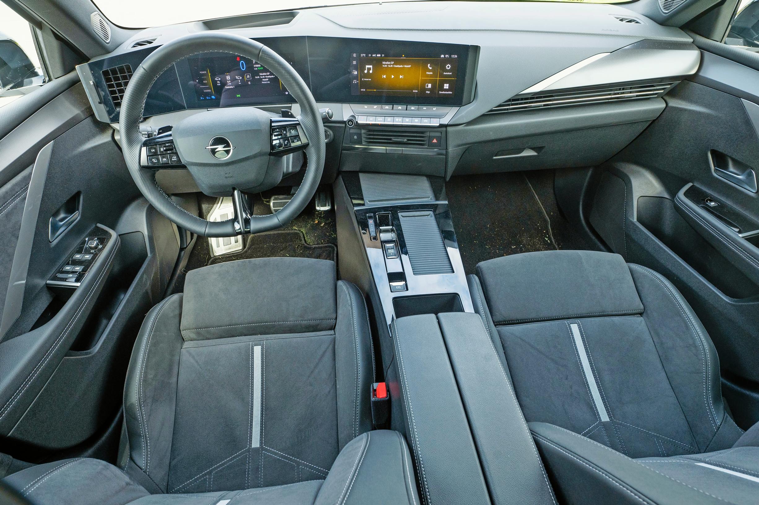 Opel Astra GSe -lataushybridin ohjaamo on moderni, mutta silti looginen ja helppokäyttöinen.