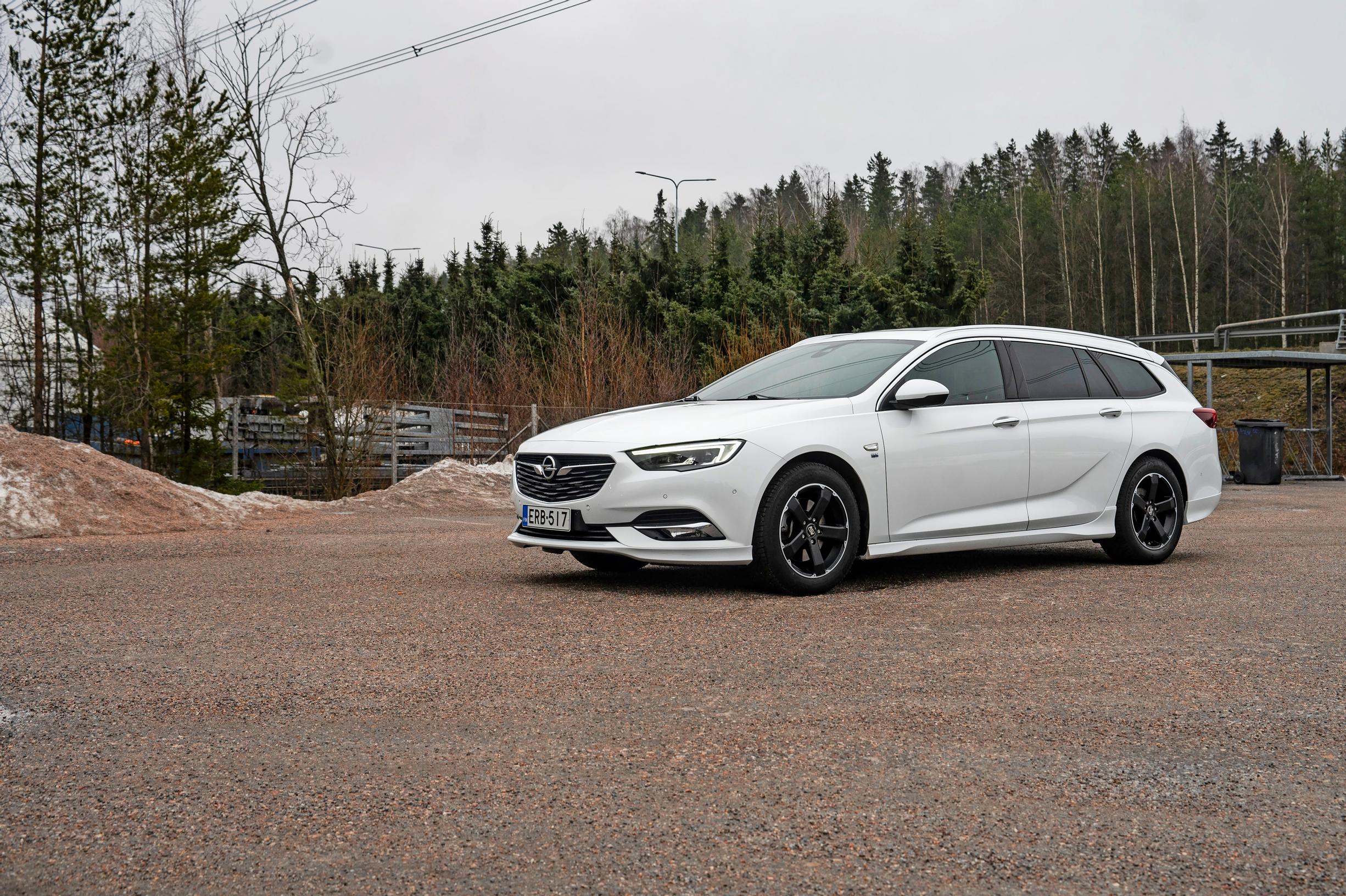 Opel Insignia Sports Tourer – Käytetty vm. 2019 farmari viisihenkiselle perheelle – tunnelma ei ole ahdistava, vaikka kaikki olisivat kyydissä