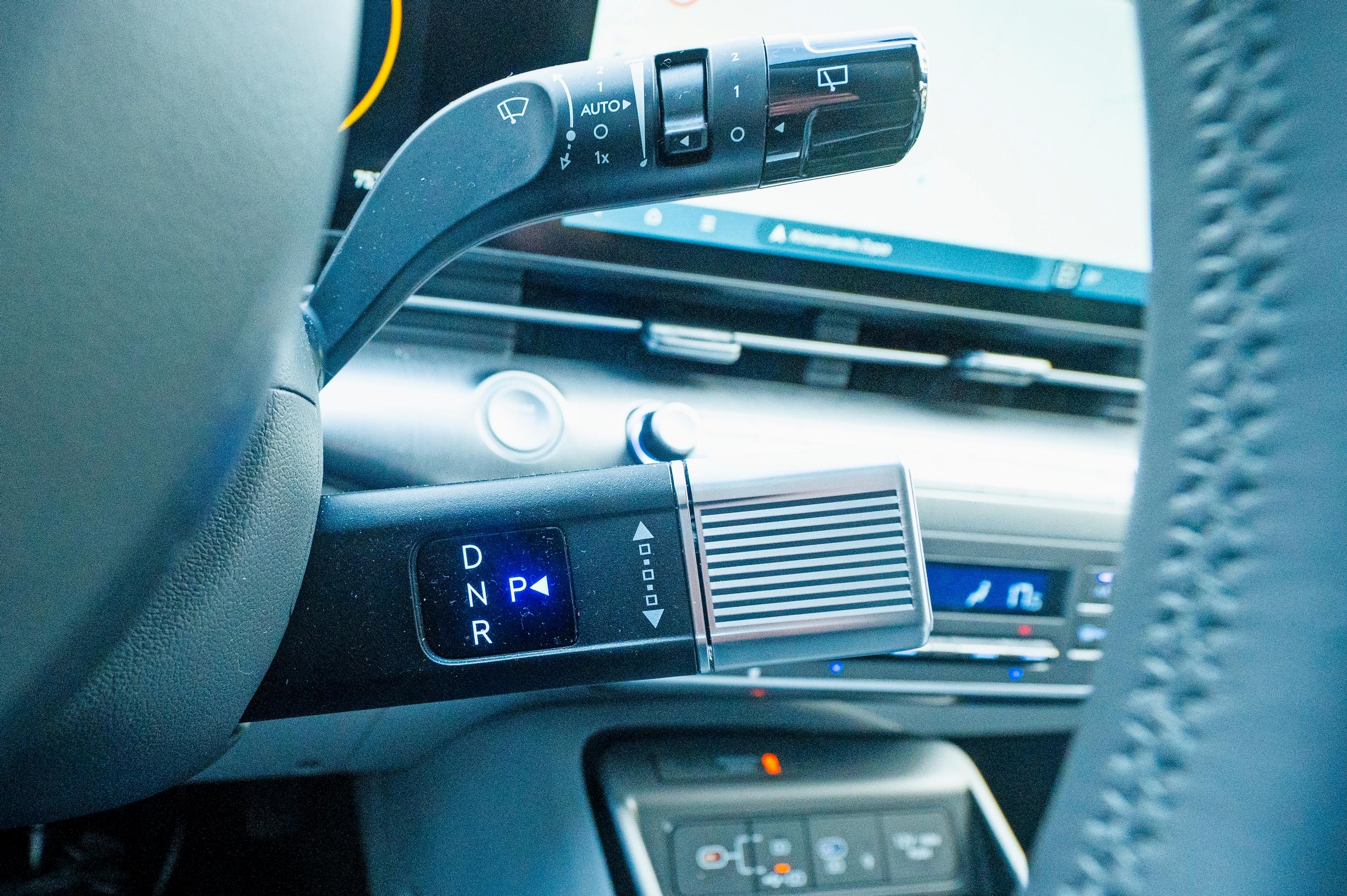 Hyundai Konan vaihteenvalitsin löytyy ohjauspylväästä.
