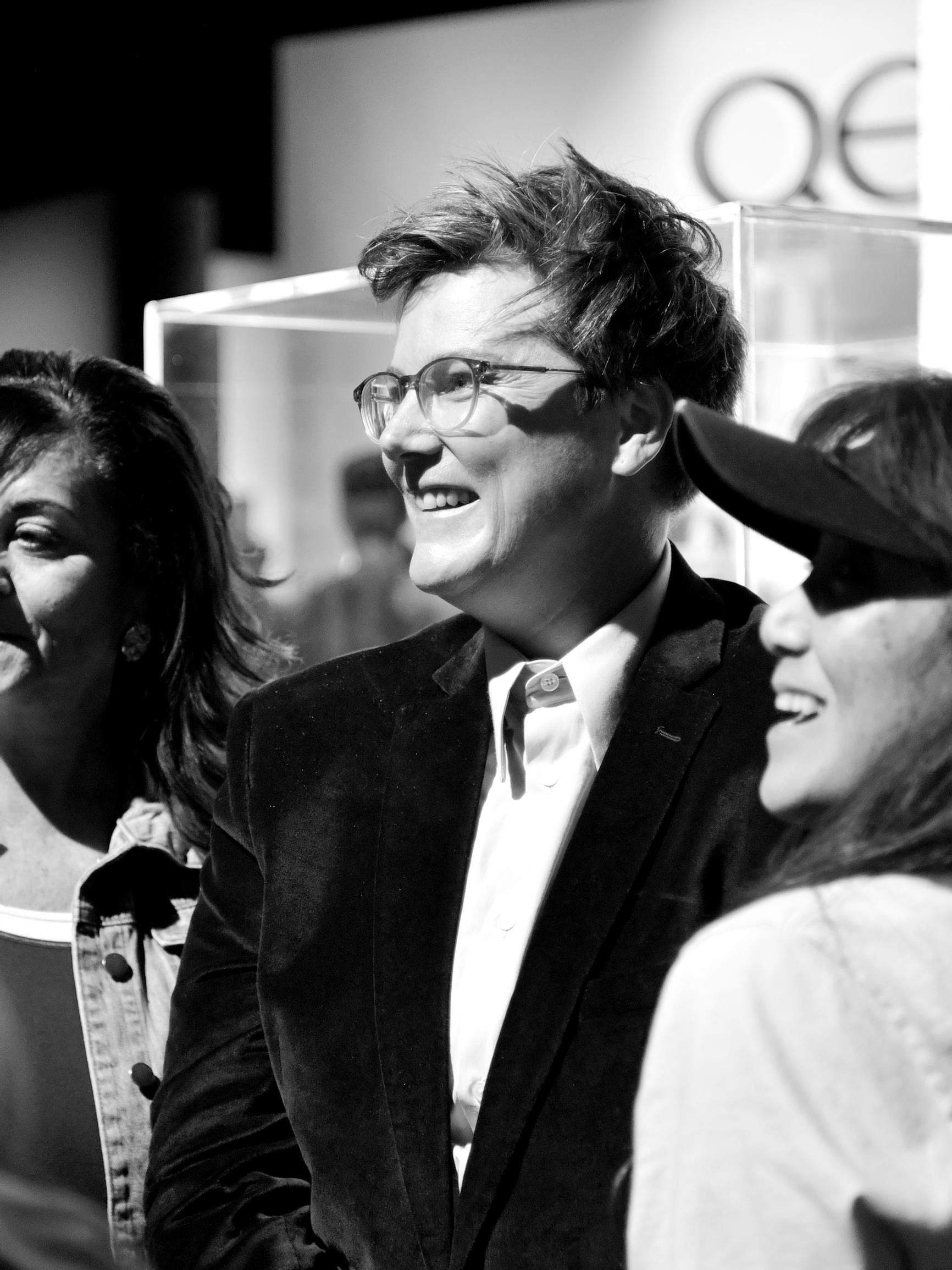 Autisti ja lesbo Hannah Gadsby vitsaili traumoistaan, kunnes se alkoi tuntua väärältä – Mistä johtuu stand-upin uudistajan suosio?