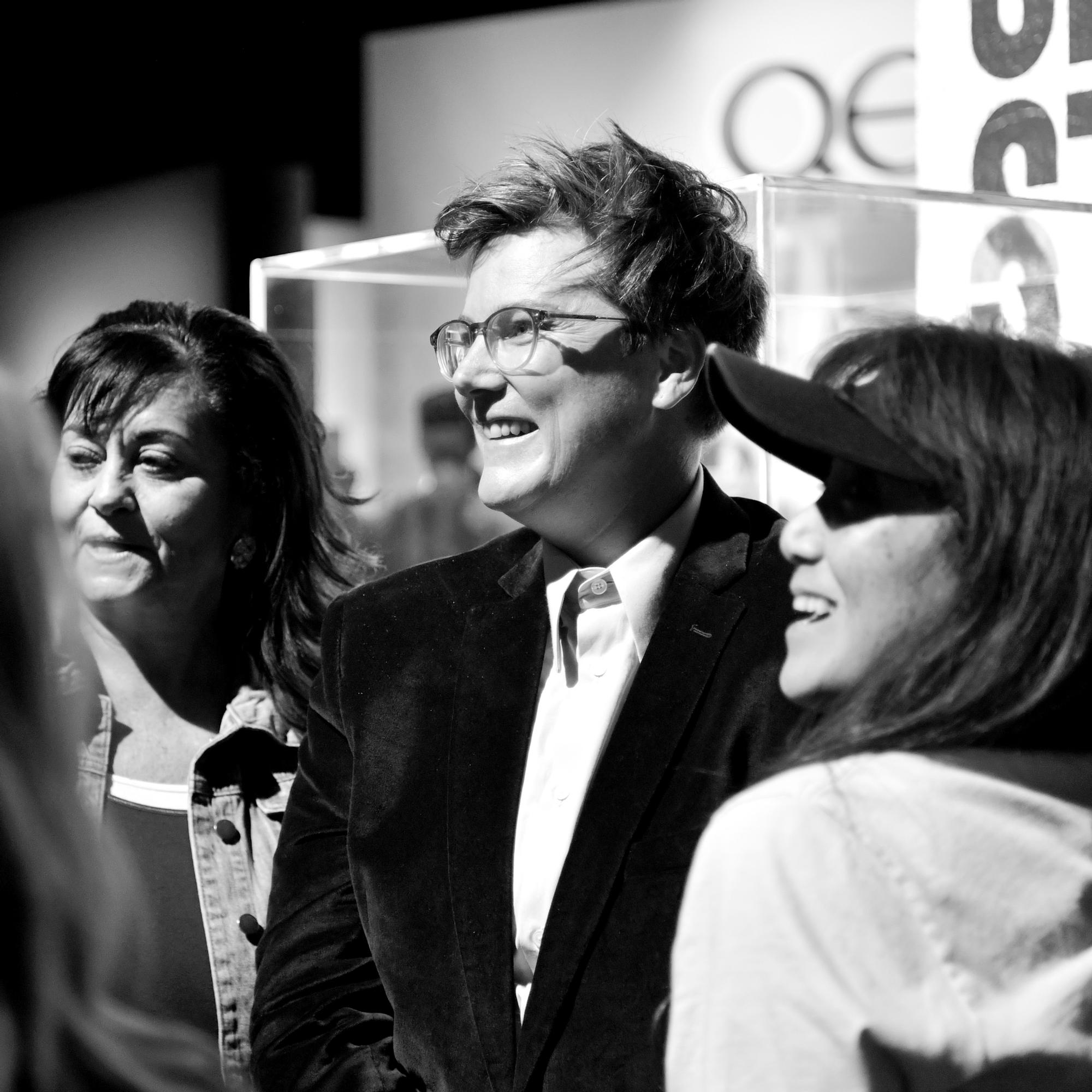 Autisti ja lesbo Hannah Gadsby vitsaili traumoistaan, kunnes se alkoi tuntua väärältä – Mistä johtuu stand-upin uudistajan suosio?