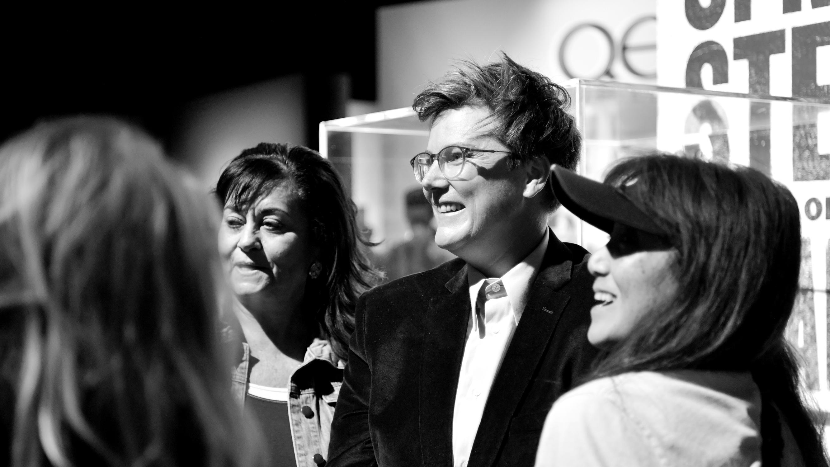 Autisti ja lesbo Hannah Gadsby vitsaili traumoistaan, kunnes se alkoi tuntua väärältä – Mistä johtuu stand-upin uudistajan suosio?