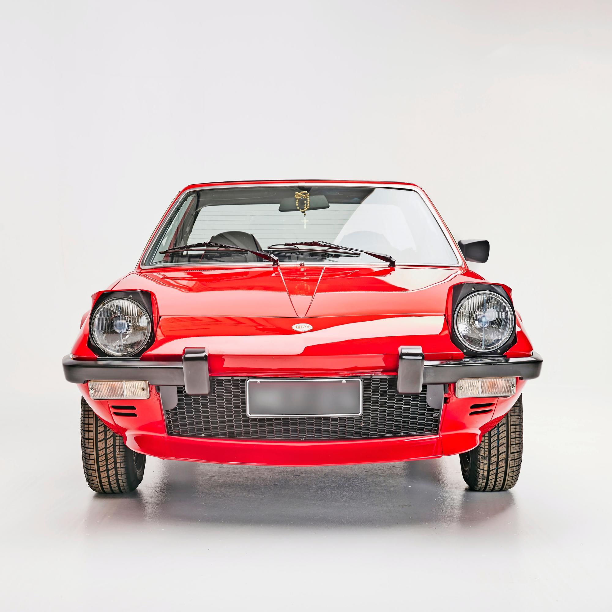 Fiat X1/9 vm. 1975 ja suorat, terävät linjat: ”Täytyy olla intohimoa vanhoihin Fiateihin, jos tähän leikkiin lähtee”