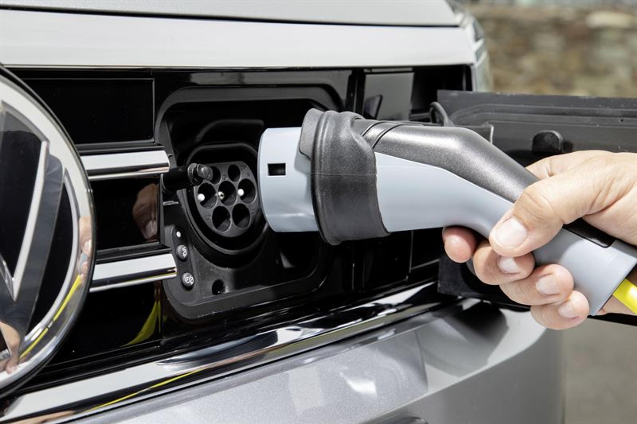 Sähköautojen latausta koskevat opastemerkinnät tulossa pakollisiksi uusiin autoihin ja julkisiin latauspisteisiin