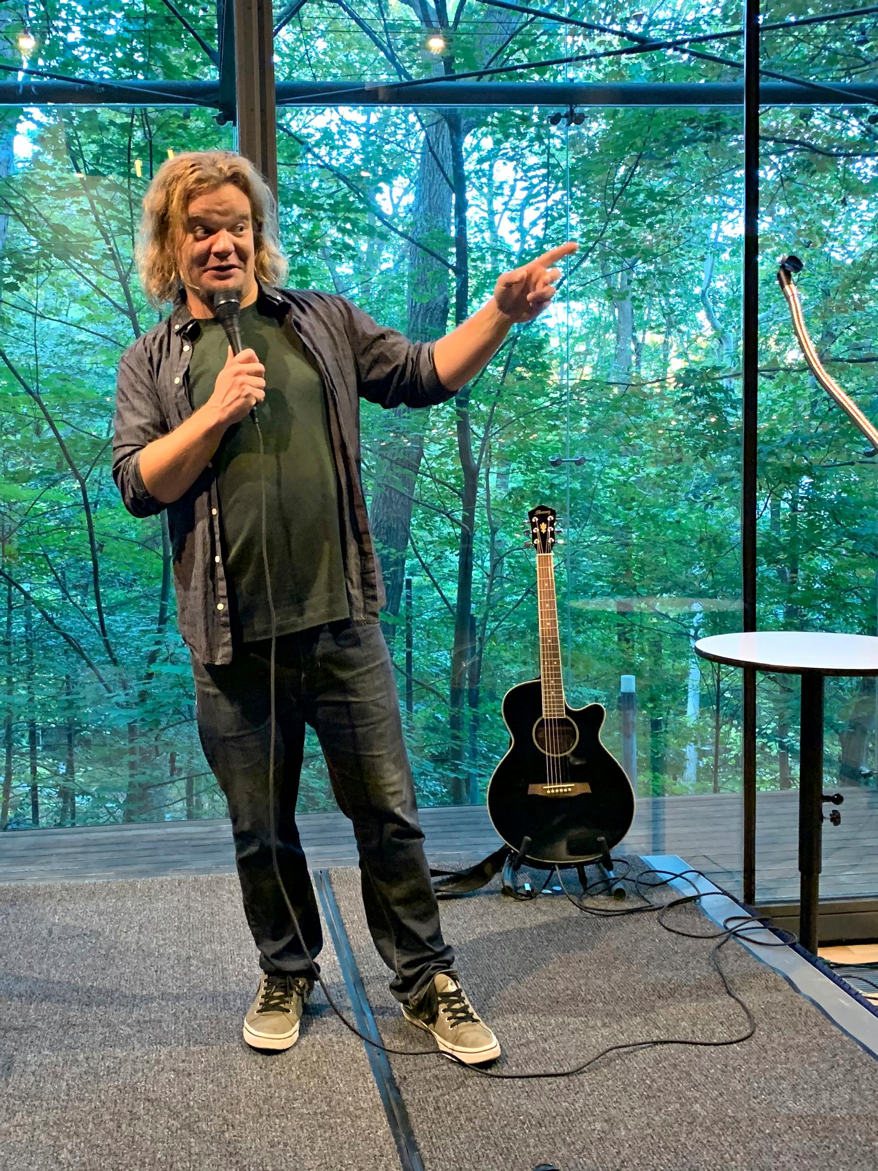 Ismo Leikola tekee paluun kotiin kiertueen muodossa: "On oikein hinku päästä lavalle puhumaan suomea"