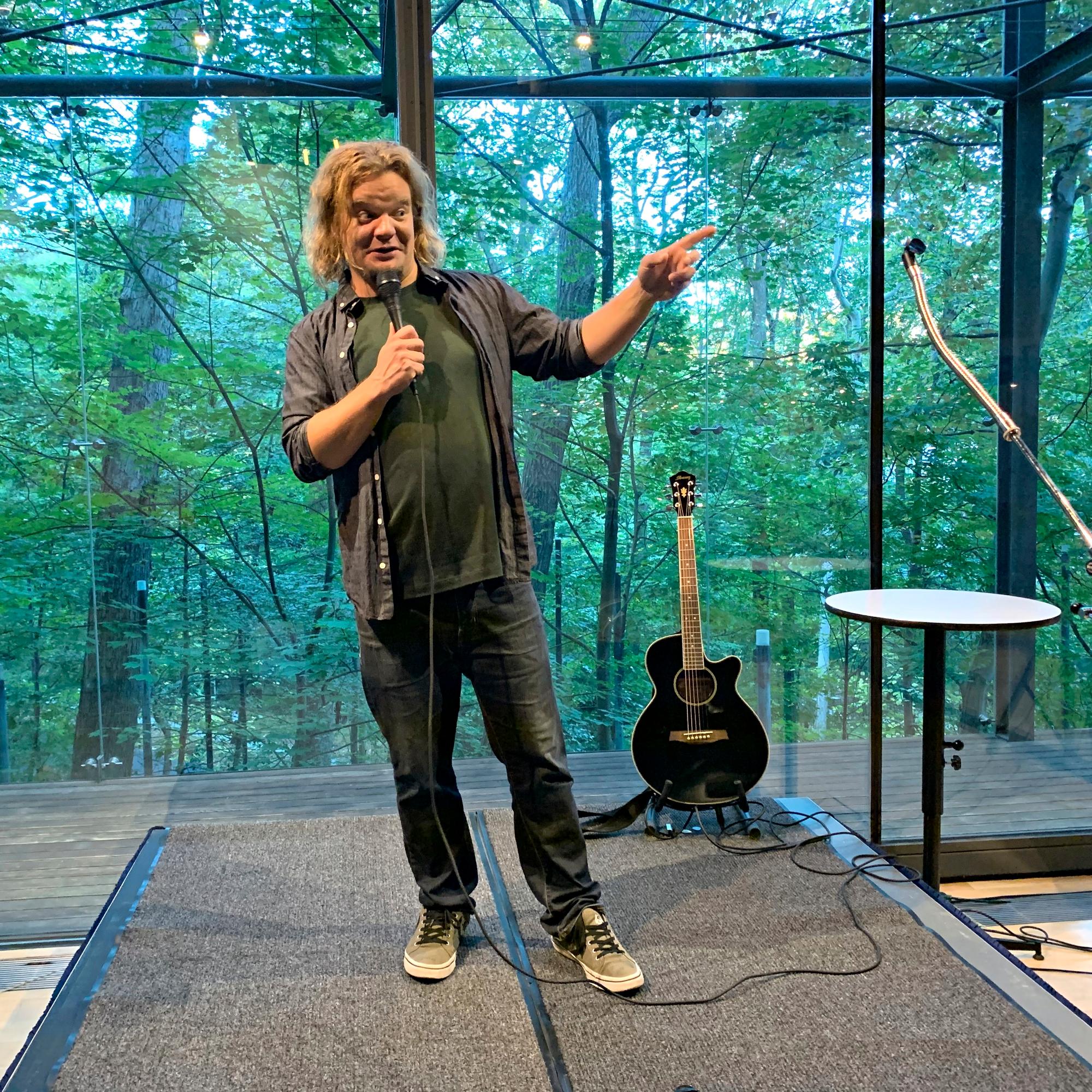 Ismo Leikola tekee paluun kotiin kiertueen muodossa: "On oikein hinku päästä lavalle puhumaan suomea"