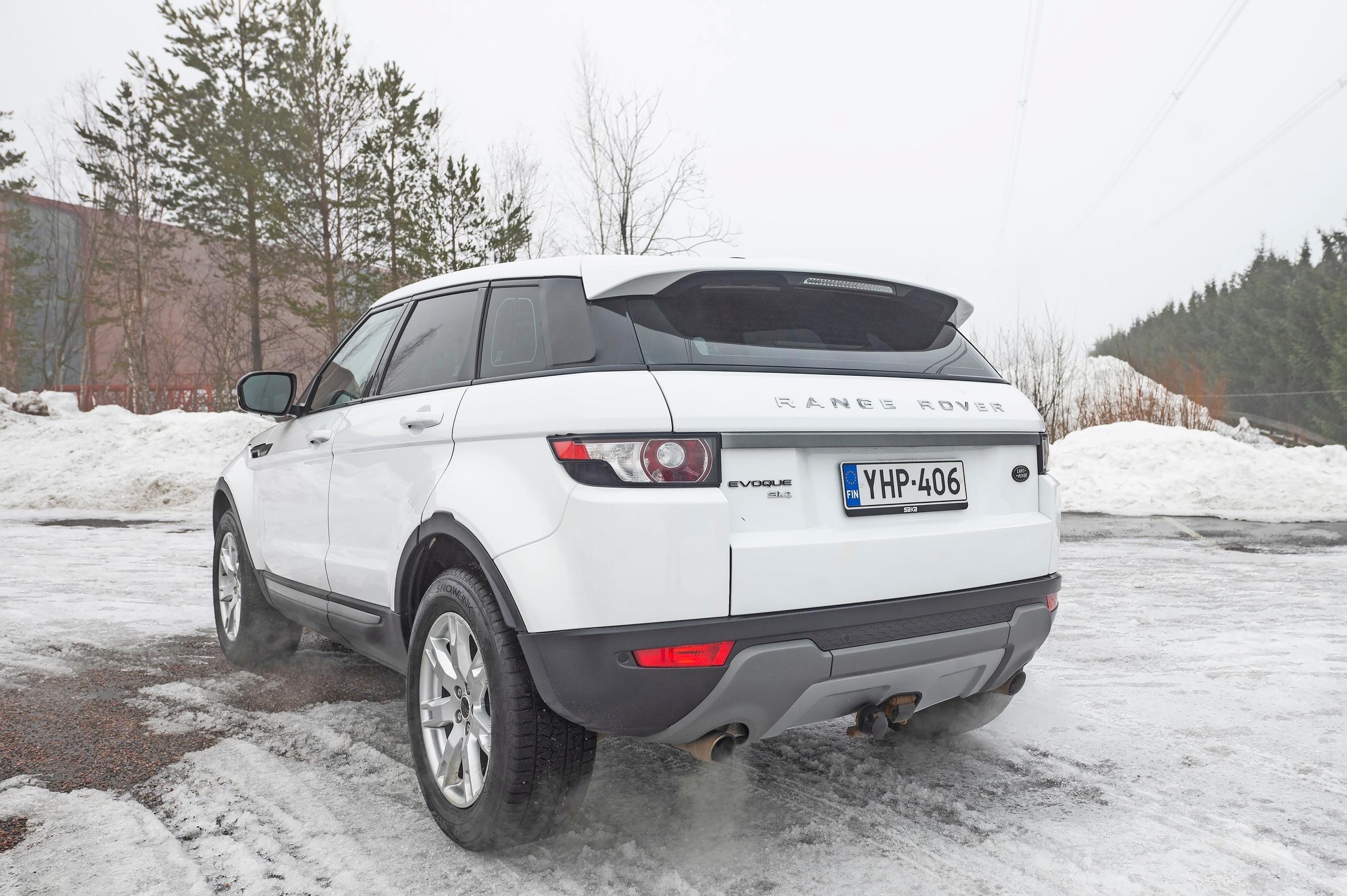 Range Rover Evoque on hiukan kulmikas ajettava. Isoista Rangeista tuttua silkkistä sulavuutta toivoisi hiukan lisää. Neliveto on itsestäänselvyys.