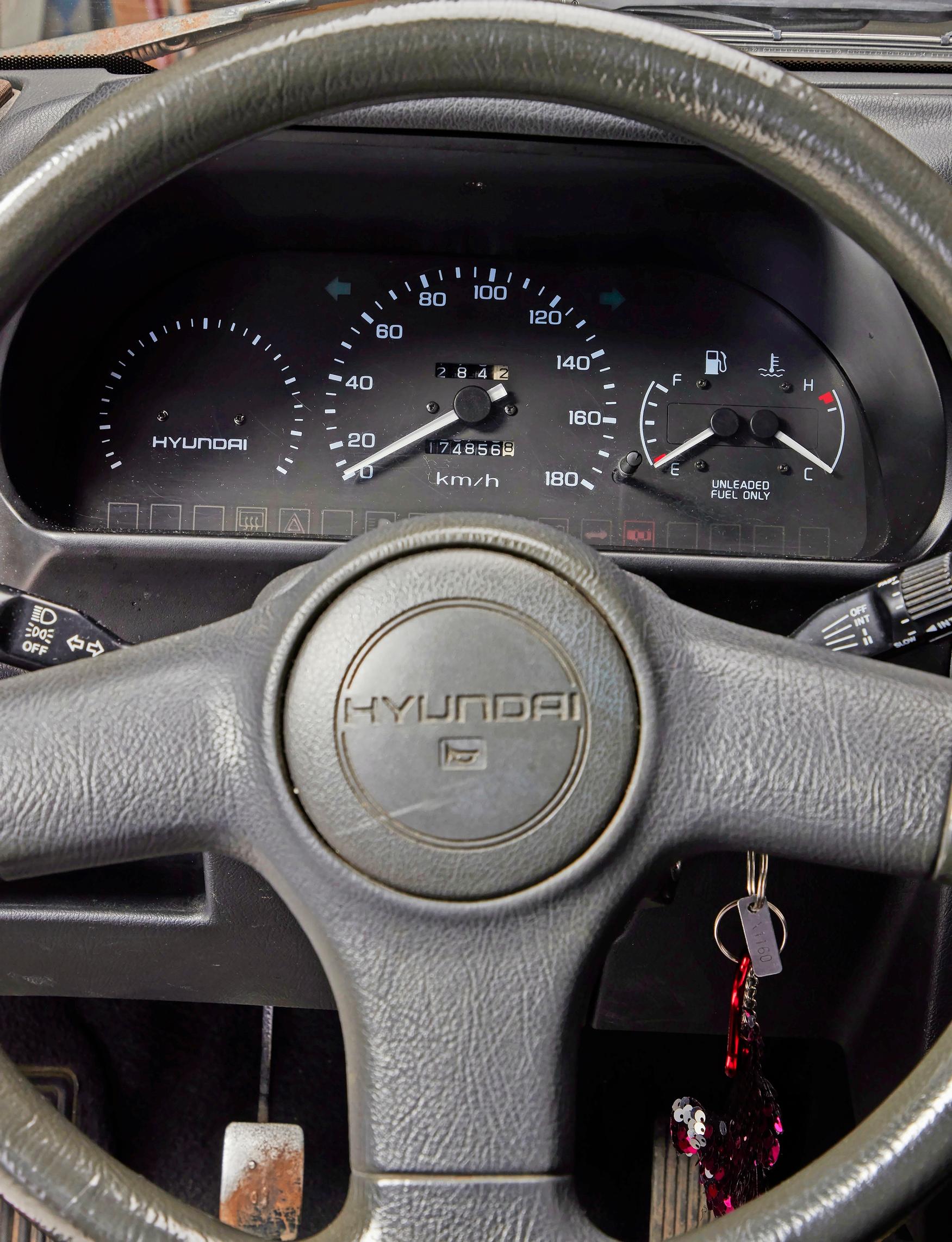 Hyundai Ponyn matalasta varustetasosta kertoo käyntinopeusmittarin puuttuminen.