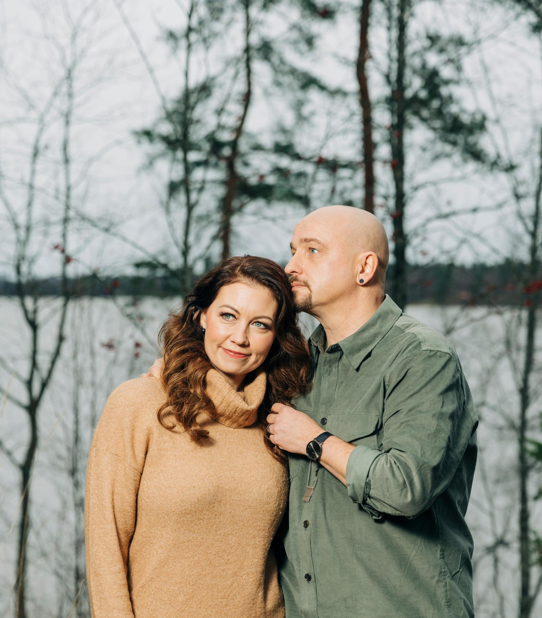 Varpu ja Sami Hintsanen seisovat järvi taustalla.
