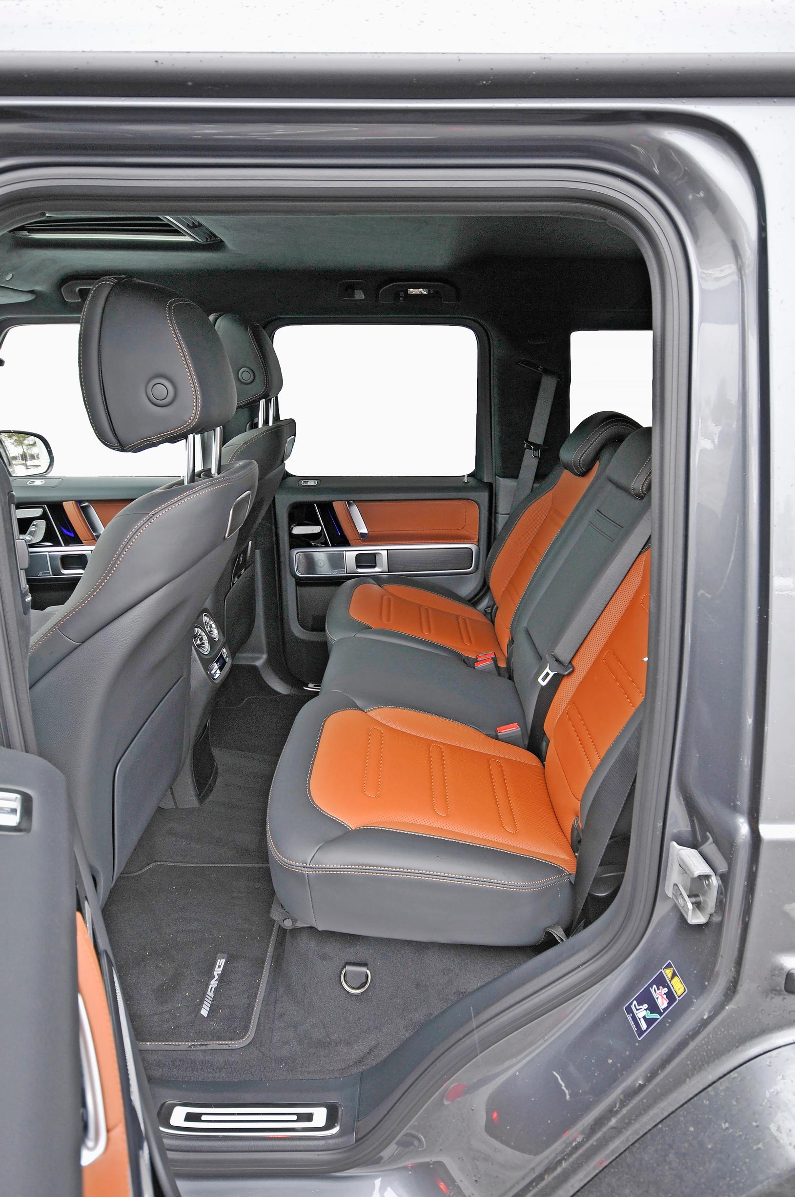 Mercedes-Benz G 400 d:n takaistuimella voisi olla polvitilaa enemmänkin.