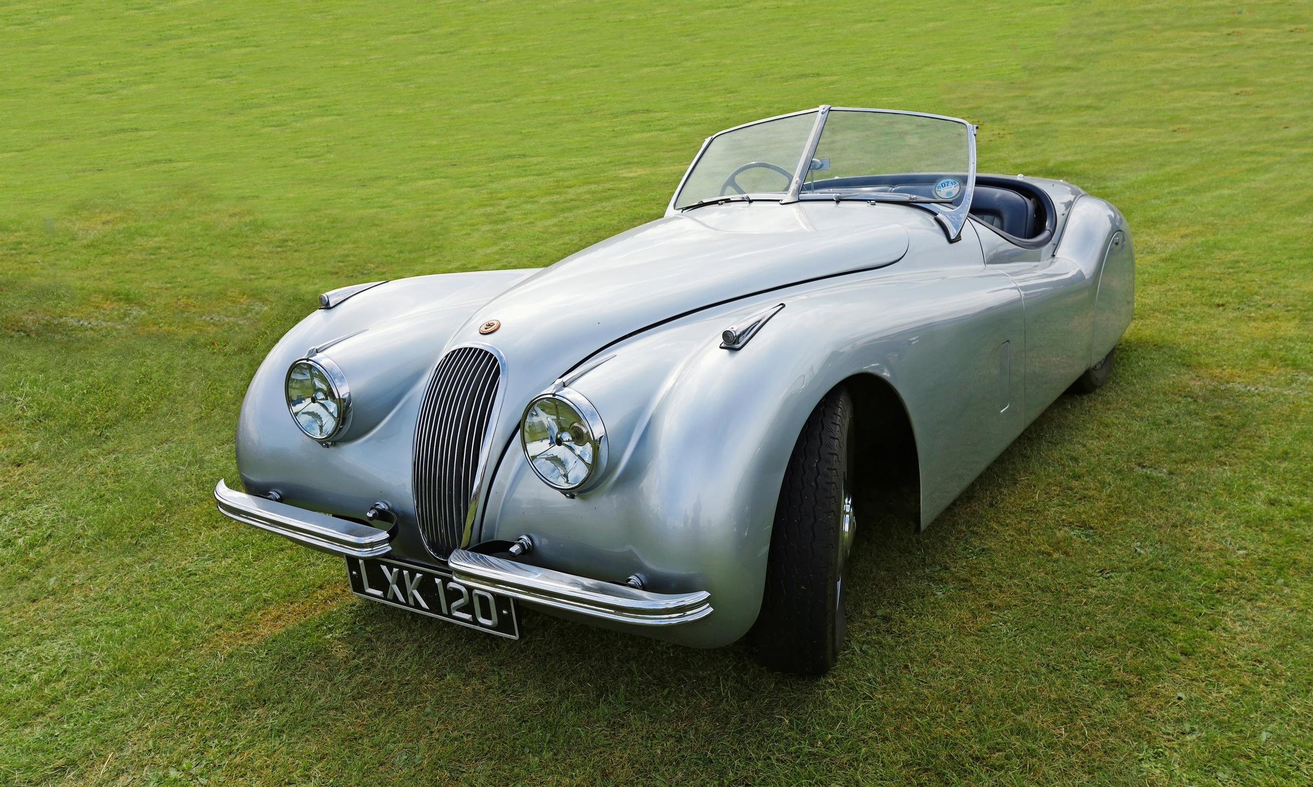 Jaguar XK 120. Jos haluaa itselleen klassisen kaunottaren, niin tässäpä olisi erittäin hyvä ehdokas.