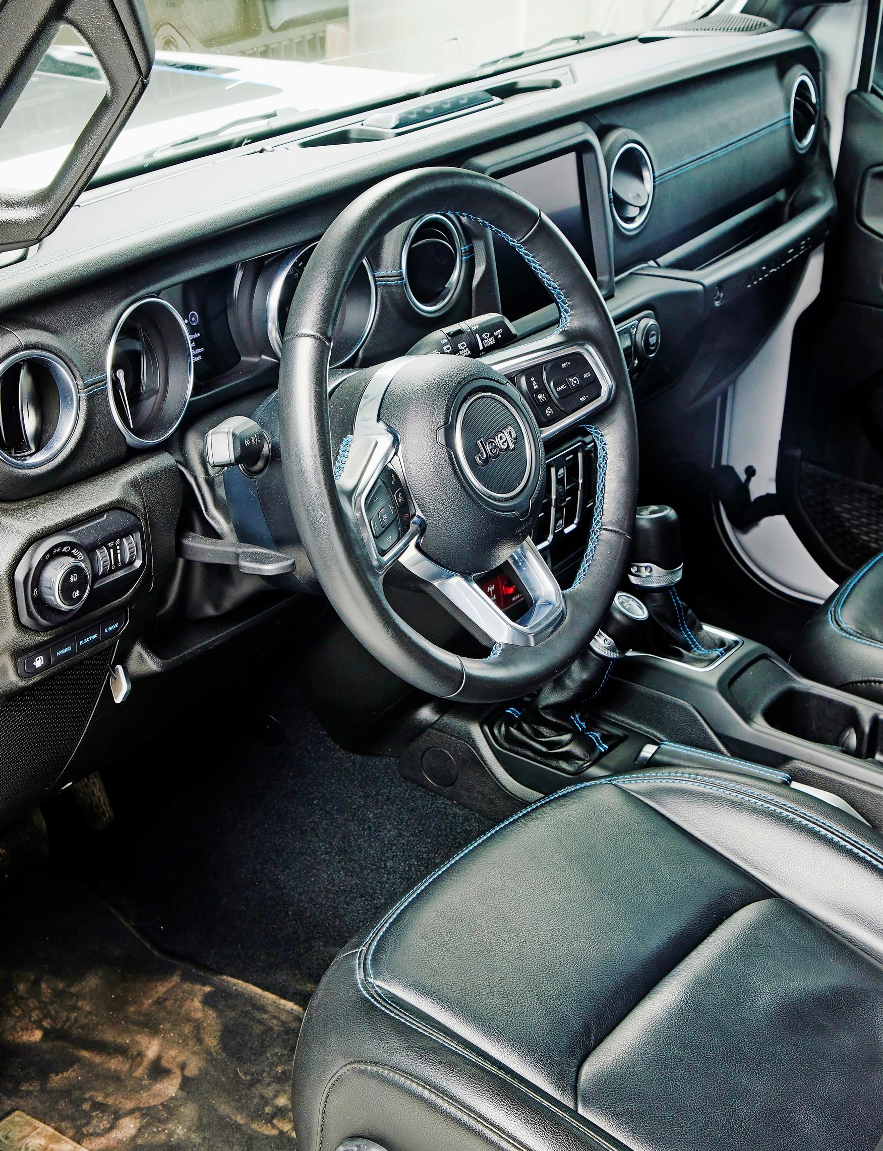 Jeep Wranglerin ohjaamo on kursailemattoman konservatiivinen, mutta samalla myös toimiva.