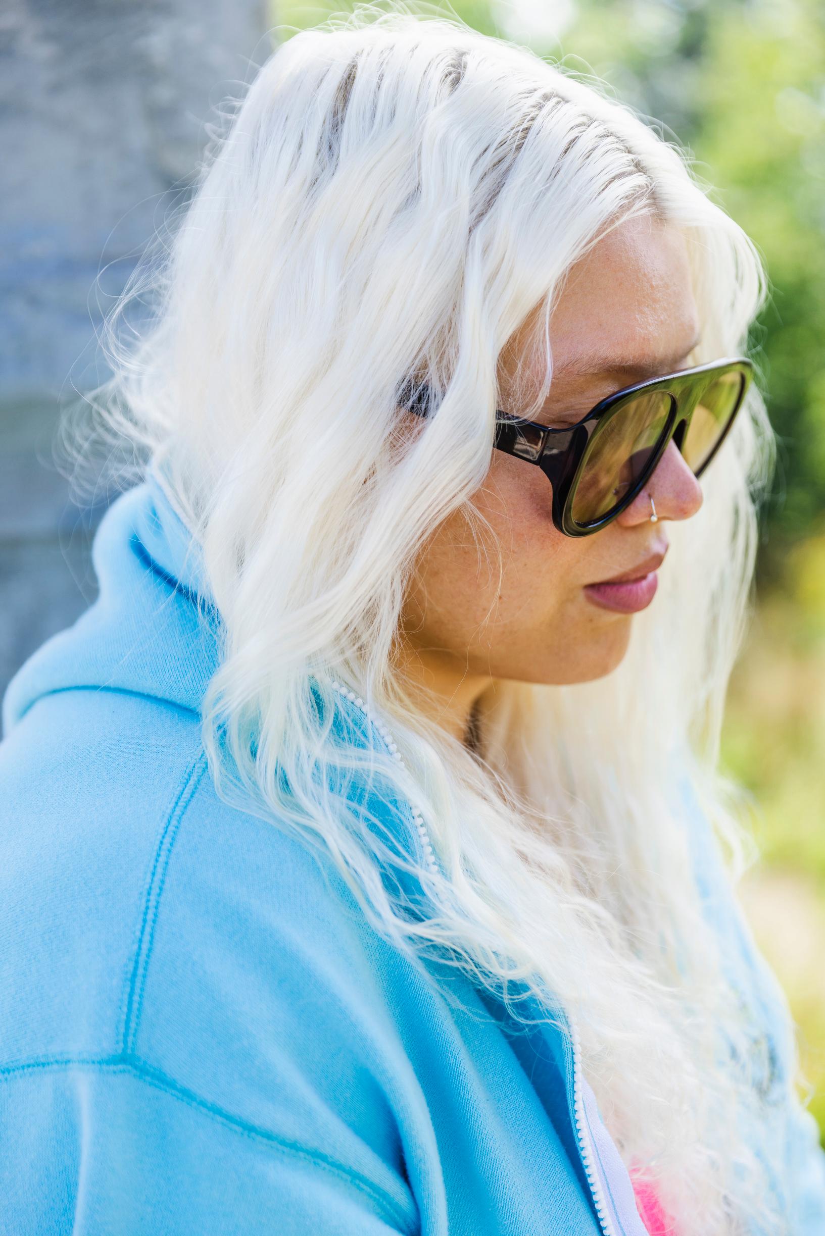 Alkoholistiperheessä kasvanut rap-artisti Mari Johanna seisoi lapsena yöpuvussa vessan ja eteisen välissä ja itki: ”Joskus ihmettelen, miksei kukaan puuttunut”