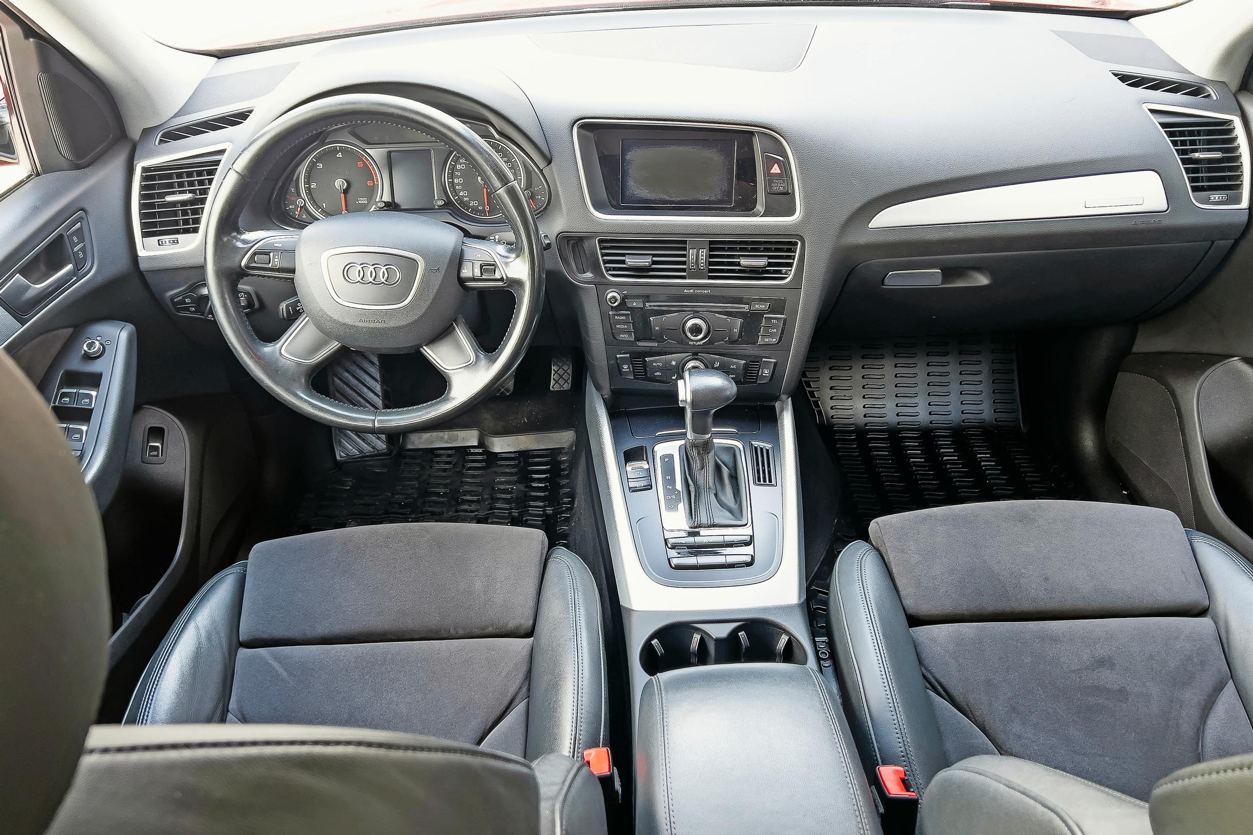 Audi Q5 on paluu vuosiin ennen digiloikkaa – ei yhtään hipaisukytkintä. Oi niitä aikoja...