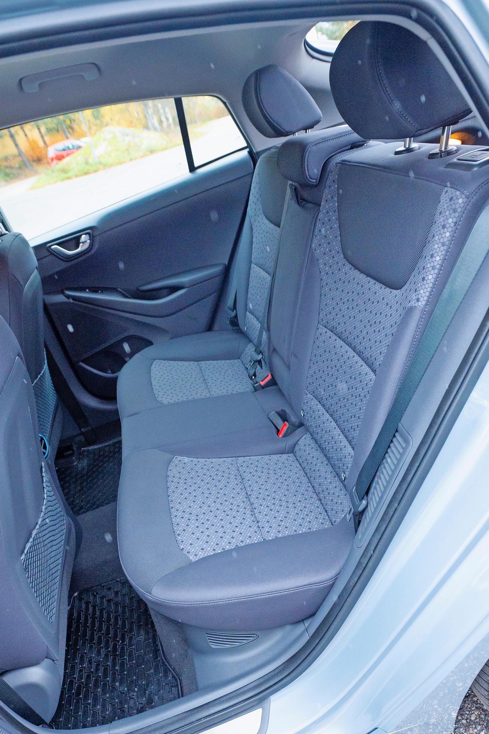 Hyundai Ioniqin takapenkille kaivattaisiin lisää pääntilaa. Myös polvitilat ovat niukat.