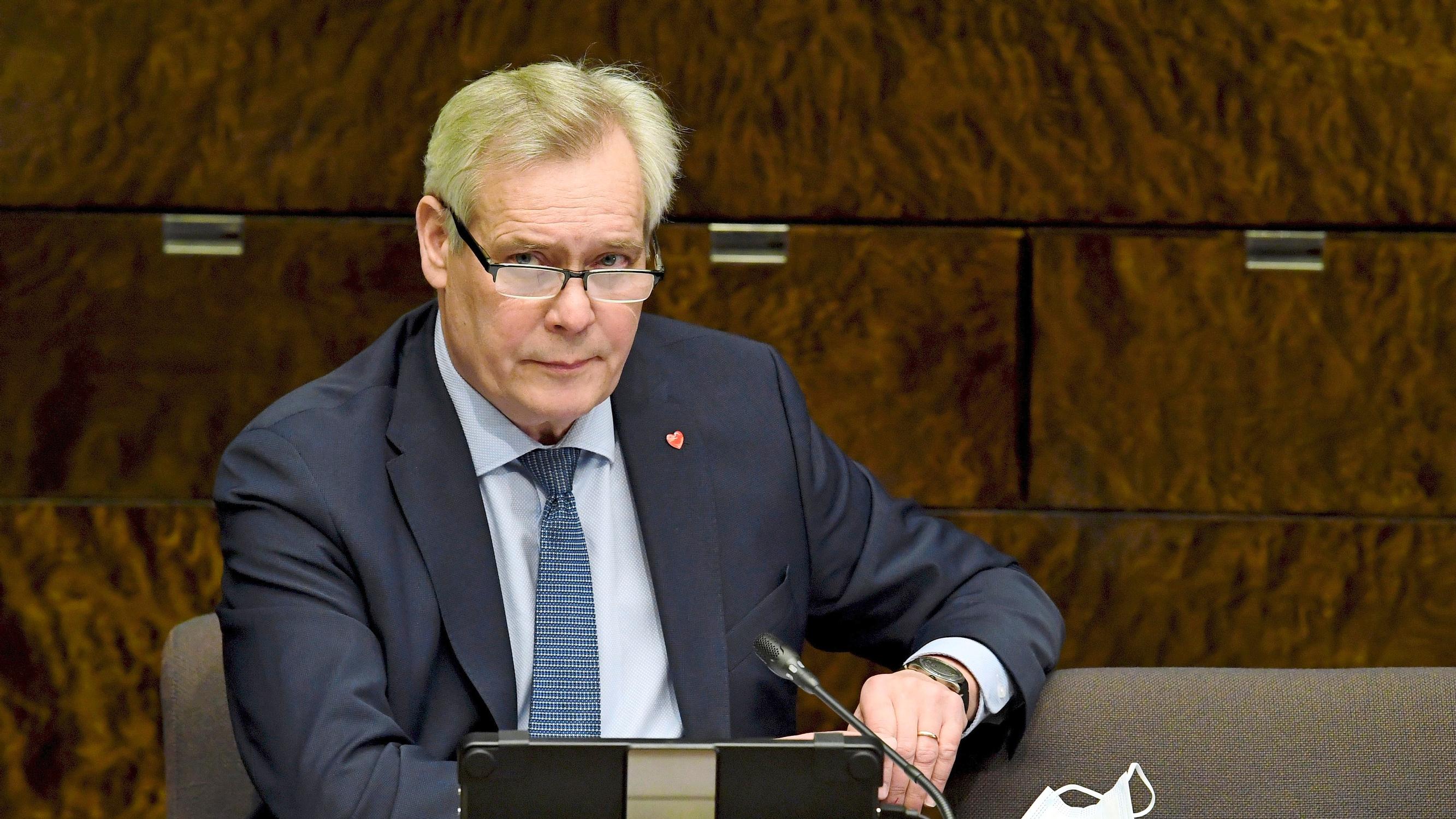 Perustuslakivaliokunta ja puheenjohtaja Antti Rinne ovat joutuneet ottamaan kantaa perusoikeuksiin