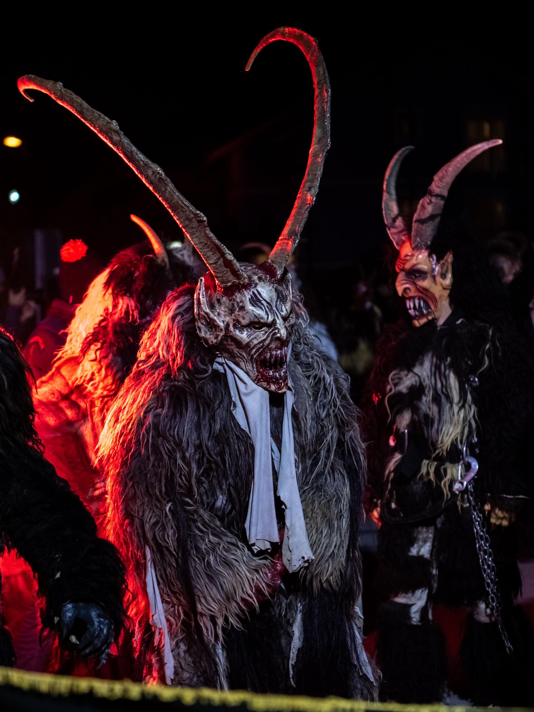 Onko täällä tuhmia aikuisia? Pakanallisessa eurooppalaisessa jouluperinteessä Krampus tulee ja piiskaa