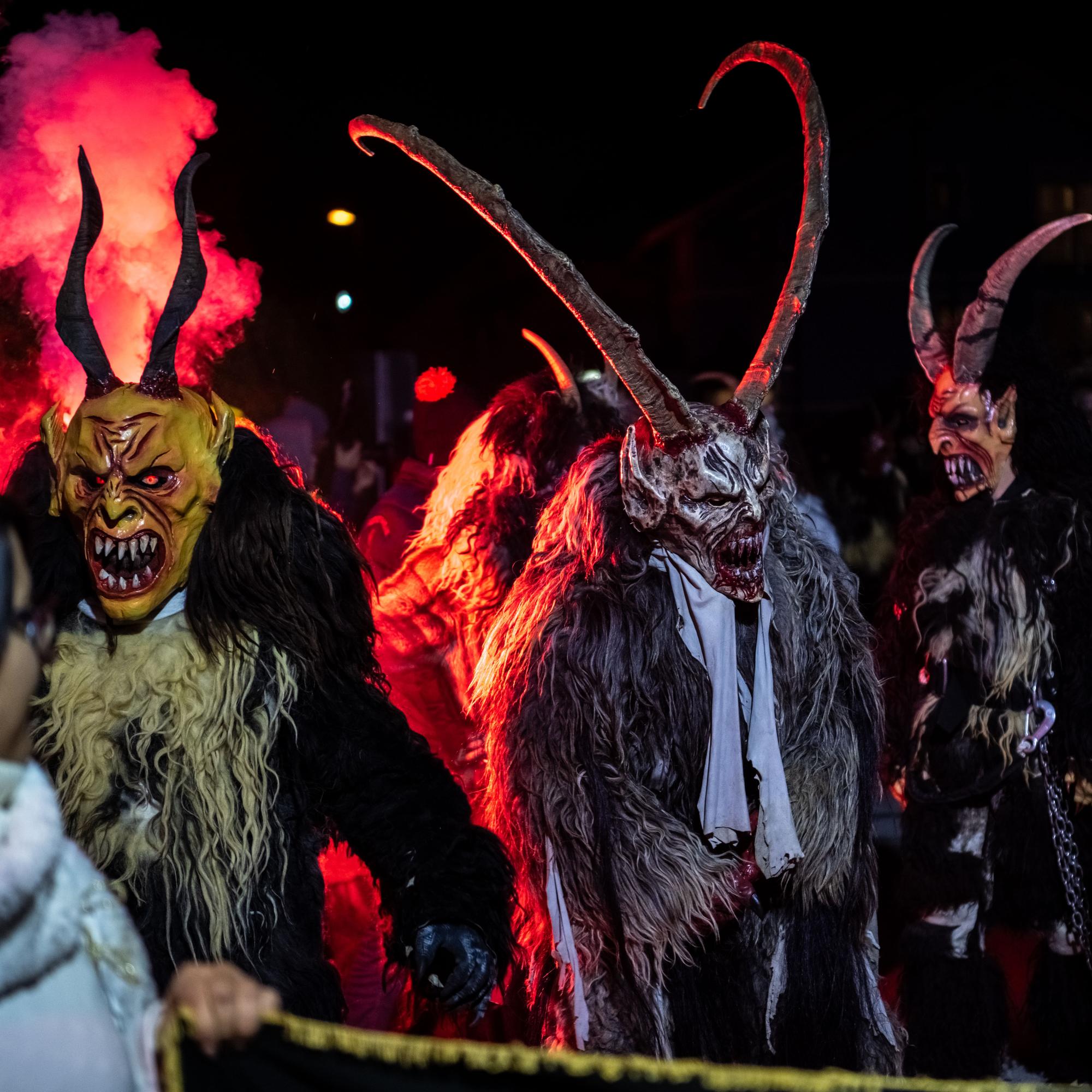 Onko täällä tuhmia aikuisia? Pakanallisessa eurooppalaisessa jouluperinteessä Krampus tulee ja piiskaa